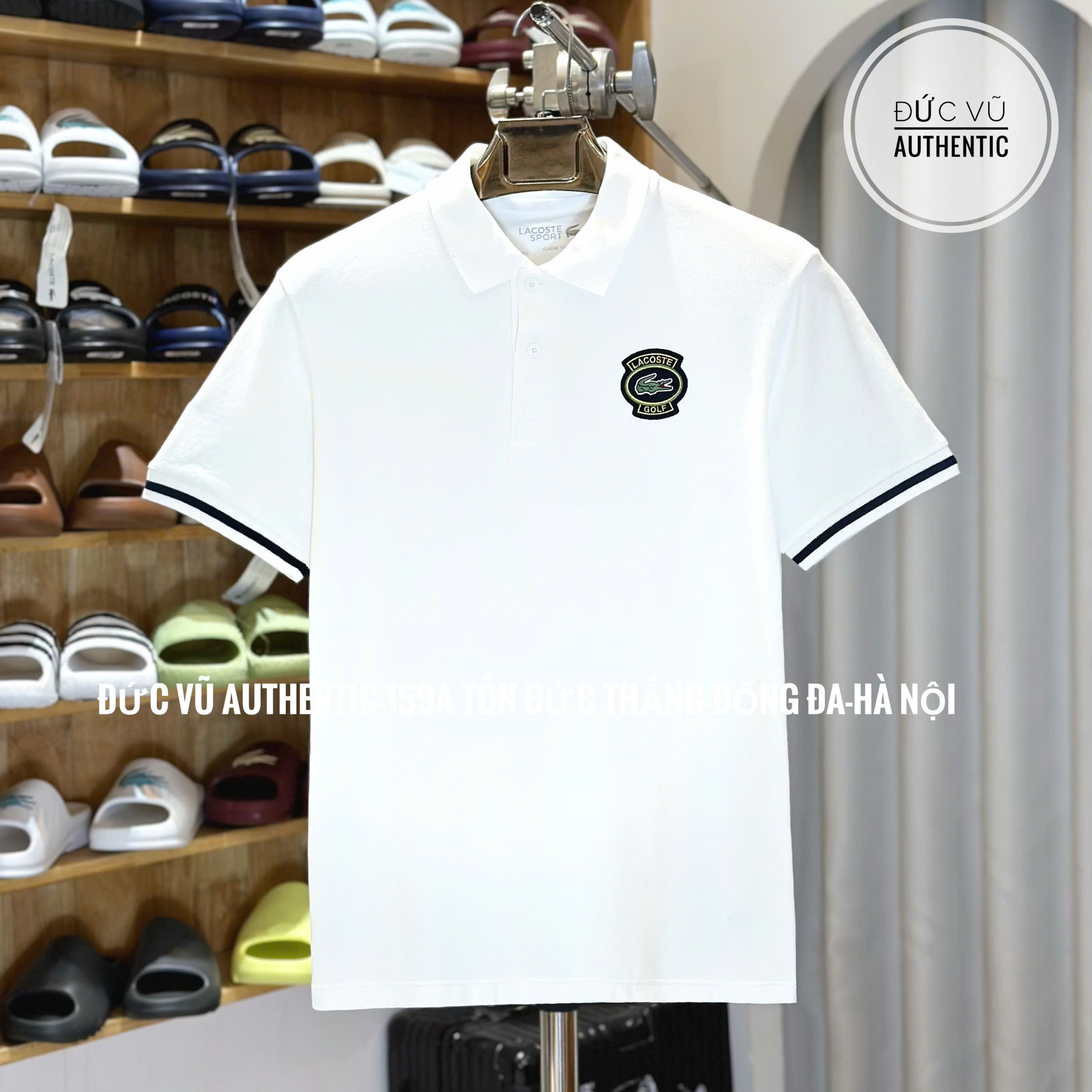 Áo polo nam Lacoste trắng – logo badge thể thao và viền tay navy