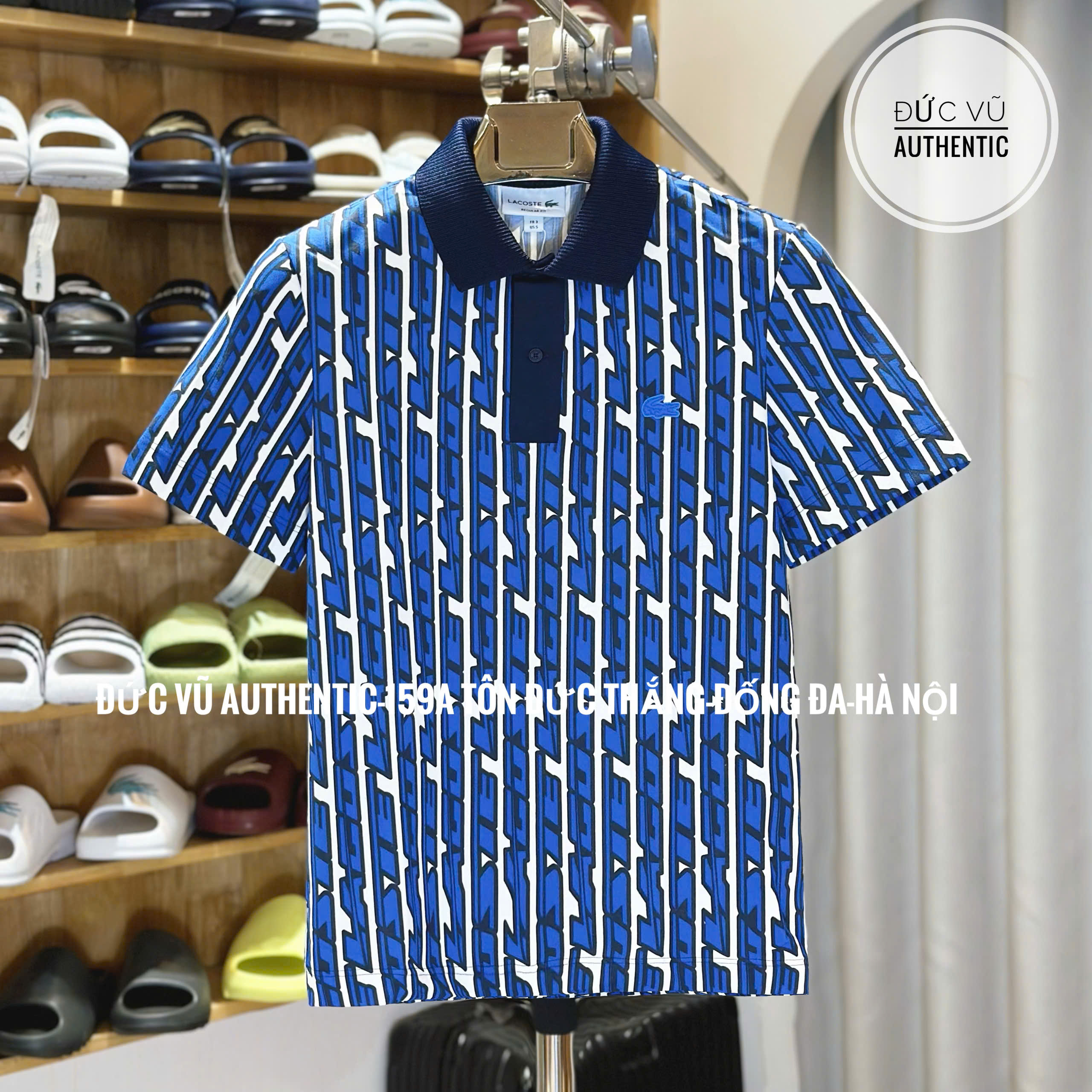 Áo polo nam Lacoste hoạ tiết geometric xanh – cổ navy nổi bật