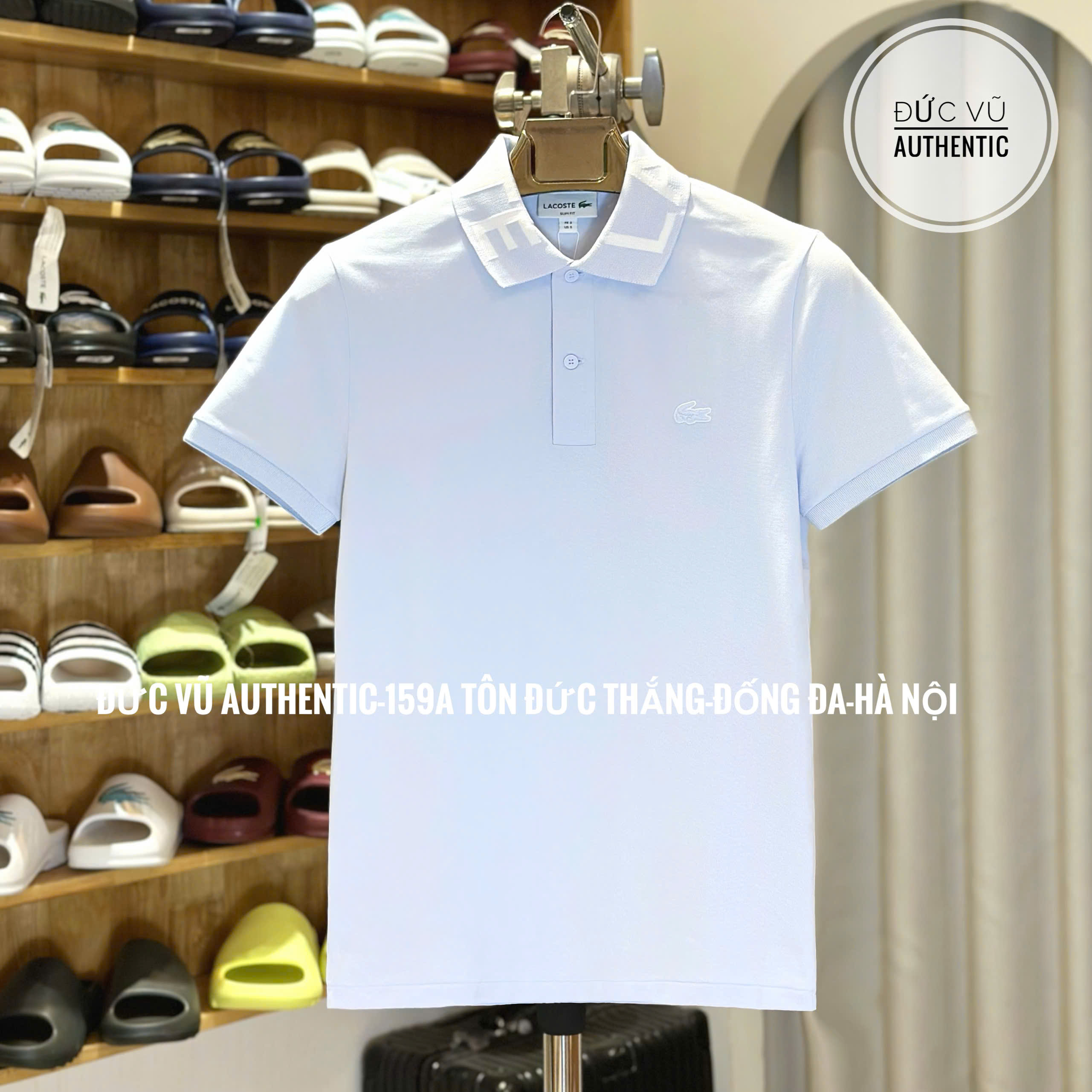 Áo polo nam Lacoste trắng xanh pastel – cổ phối họa tiết chữ
