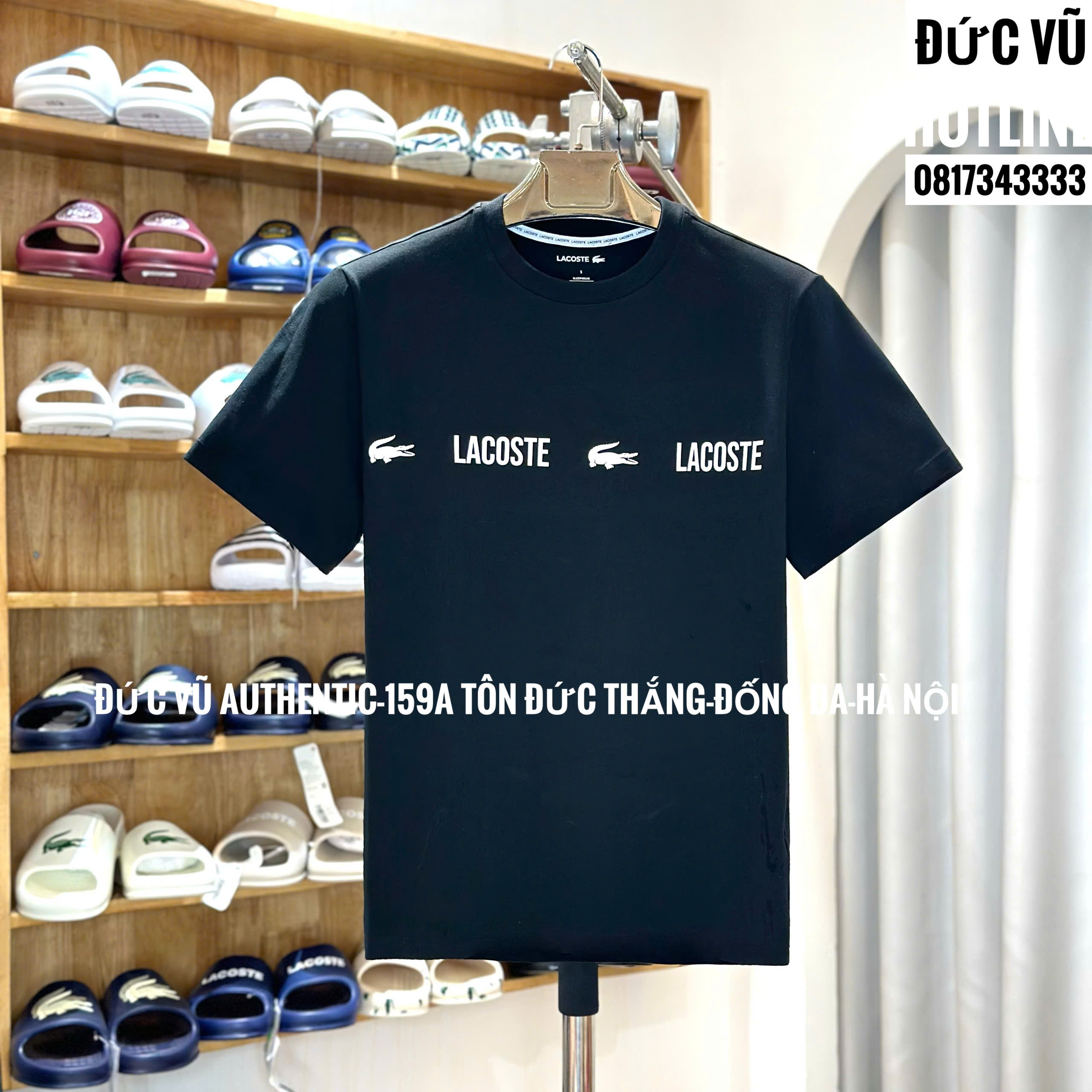 Áo thun nam Lacoste đen – họa tiết logo cá sấu & tên thương hiệu lặp