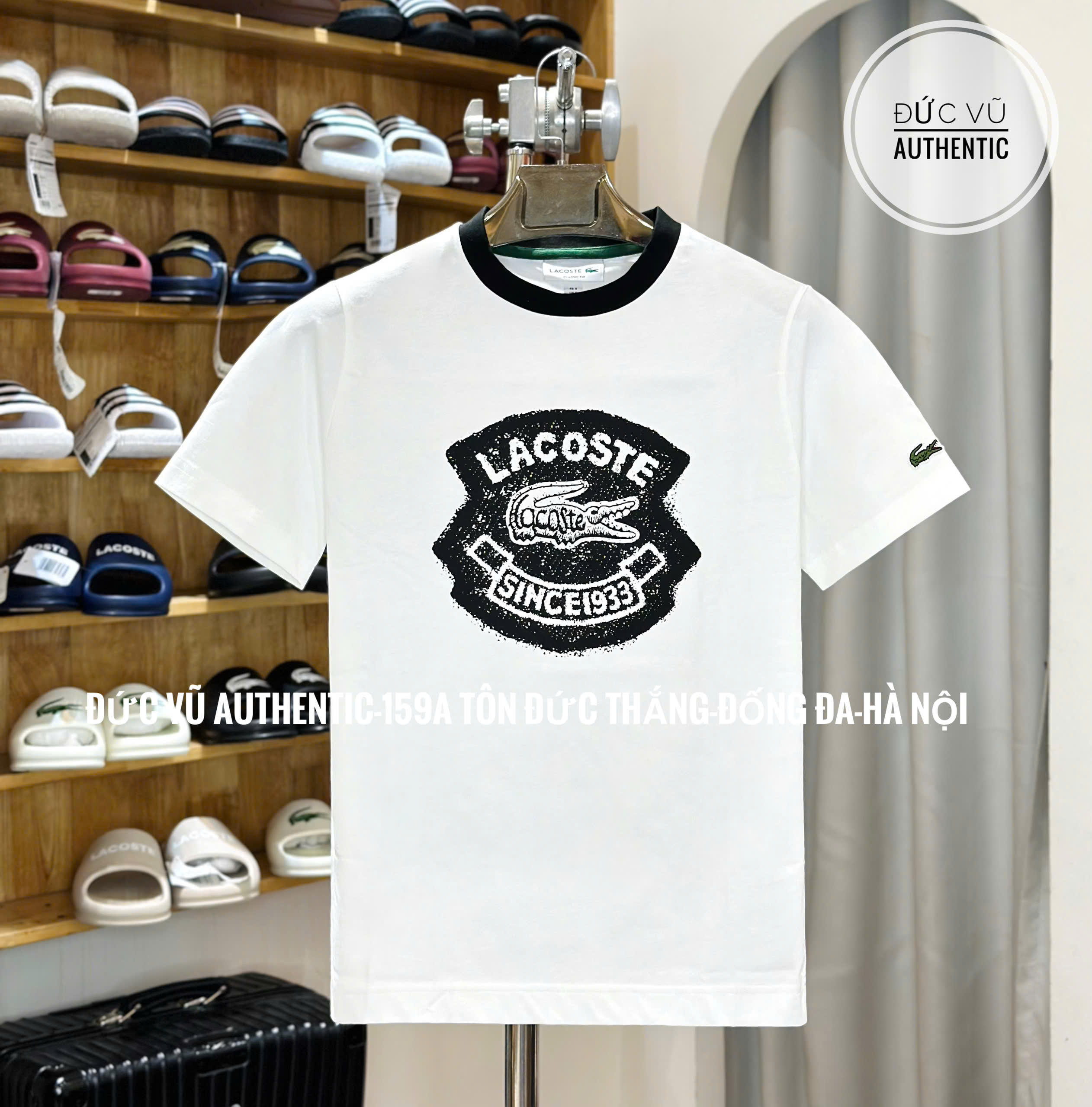 Áo thun nam Lacoste trắng cổ đen – logo vintage “Since 1933”