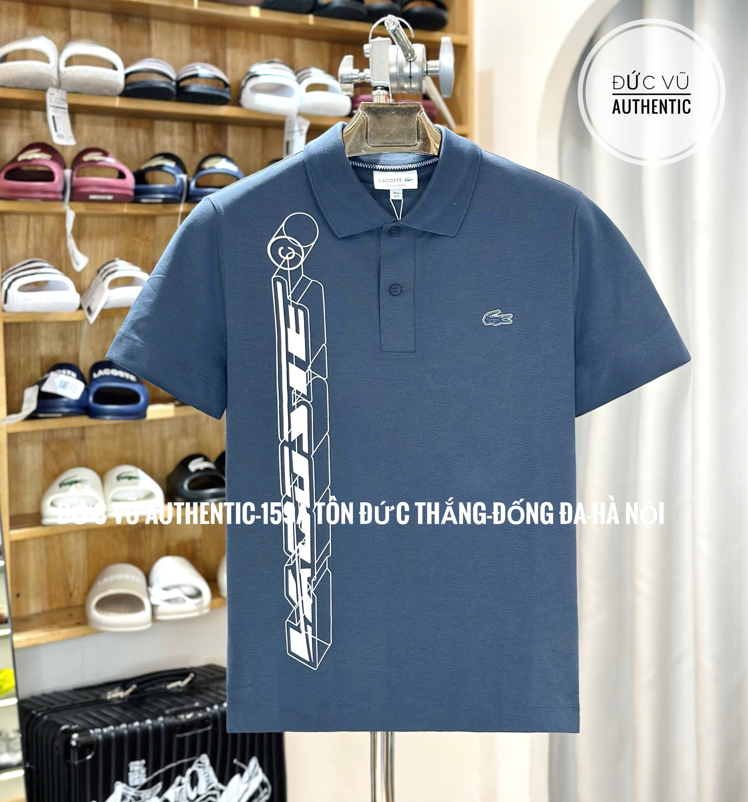 Áo polo nam Lacoste xanh than – in chữ dọc 3D thể thao cá tính