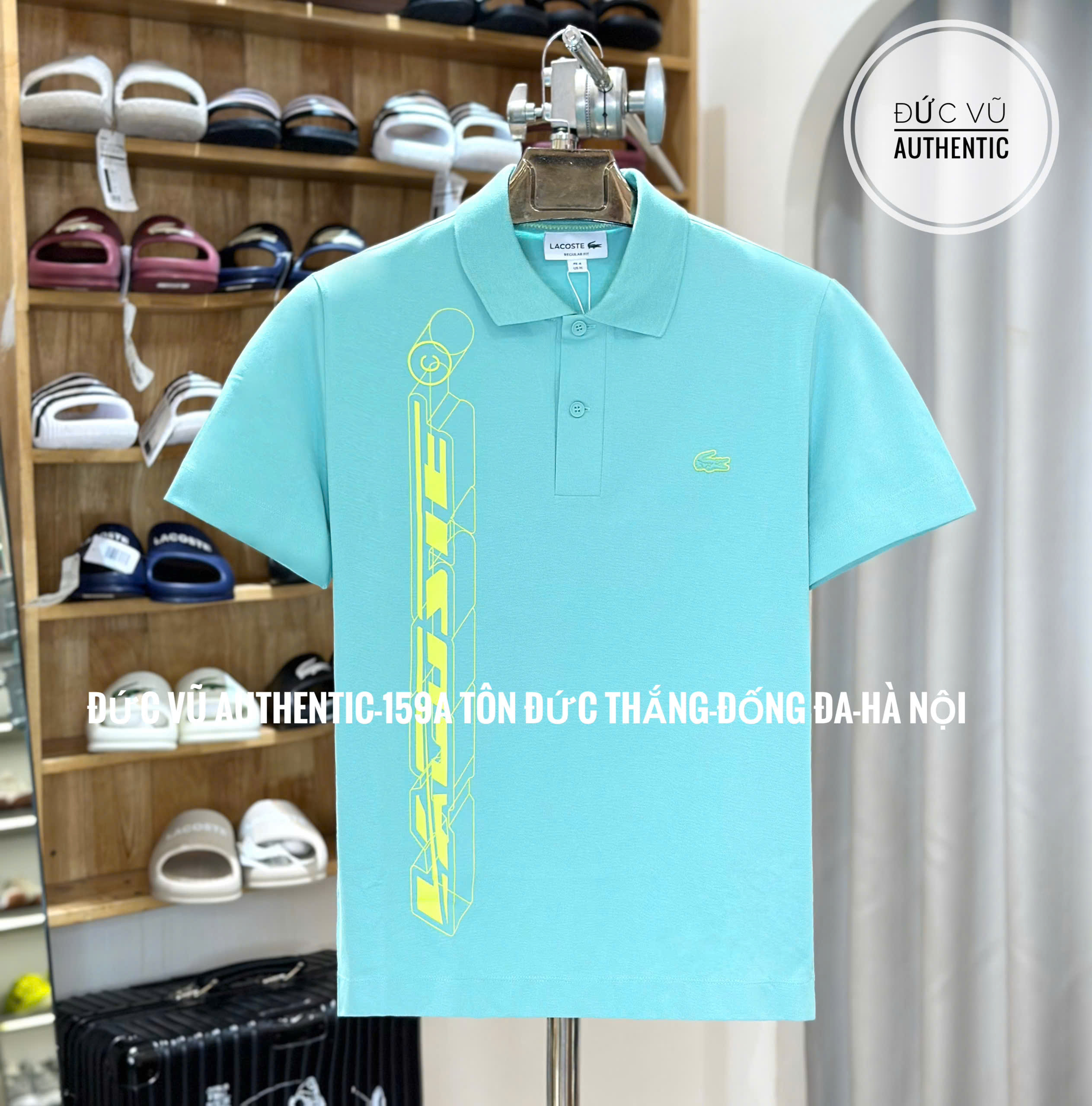 Áo polo nam Lacoste xanh ngọc – in chữ dọc thể thao nổi bật