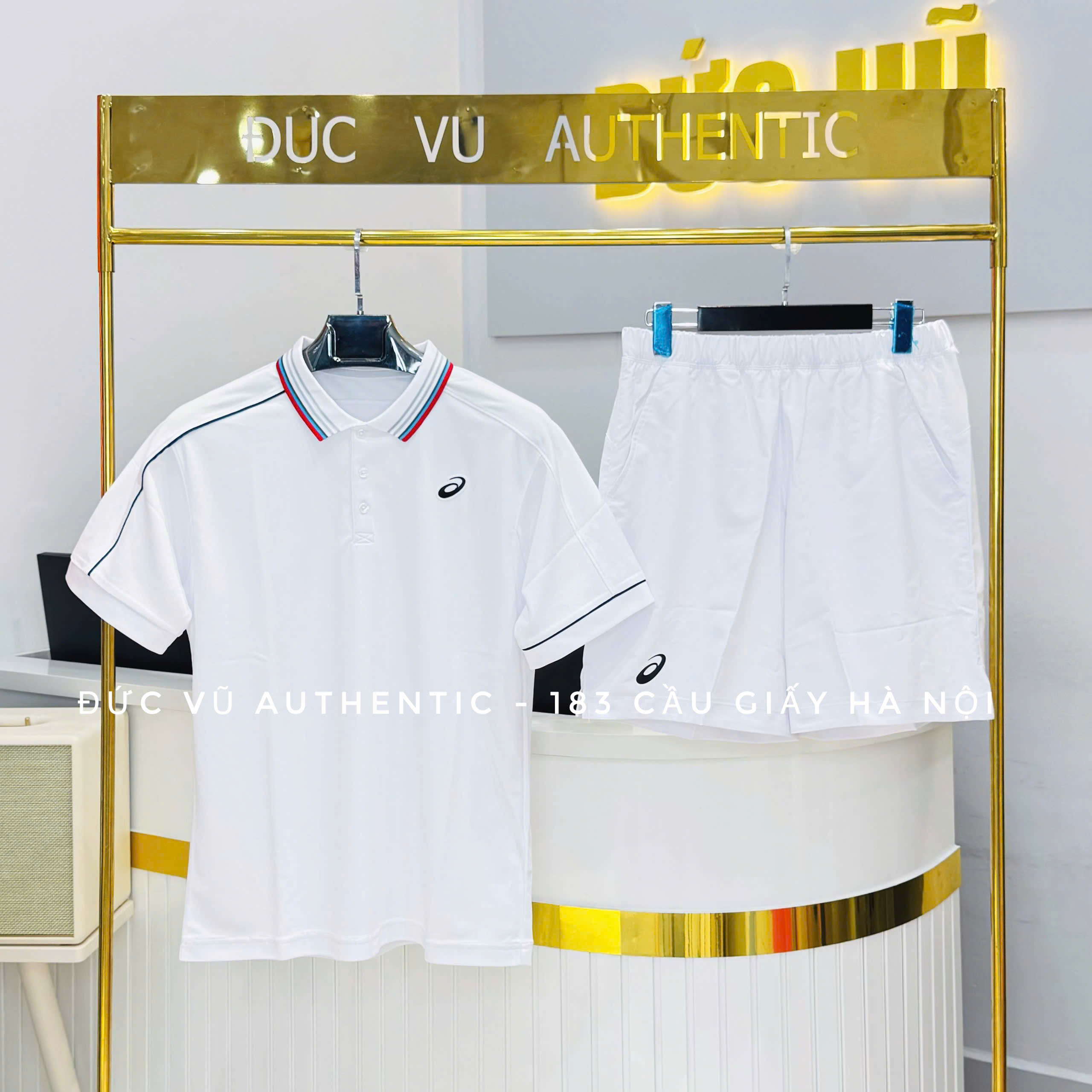 Set thể thao nam Asics trắng phối viền cổ sọc
