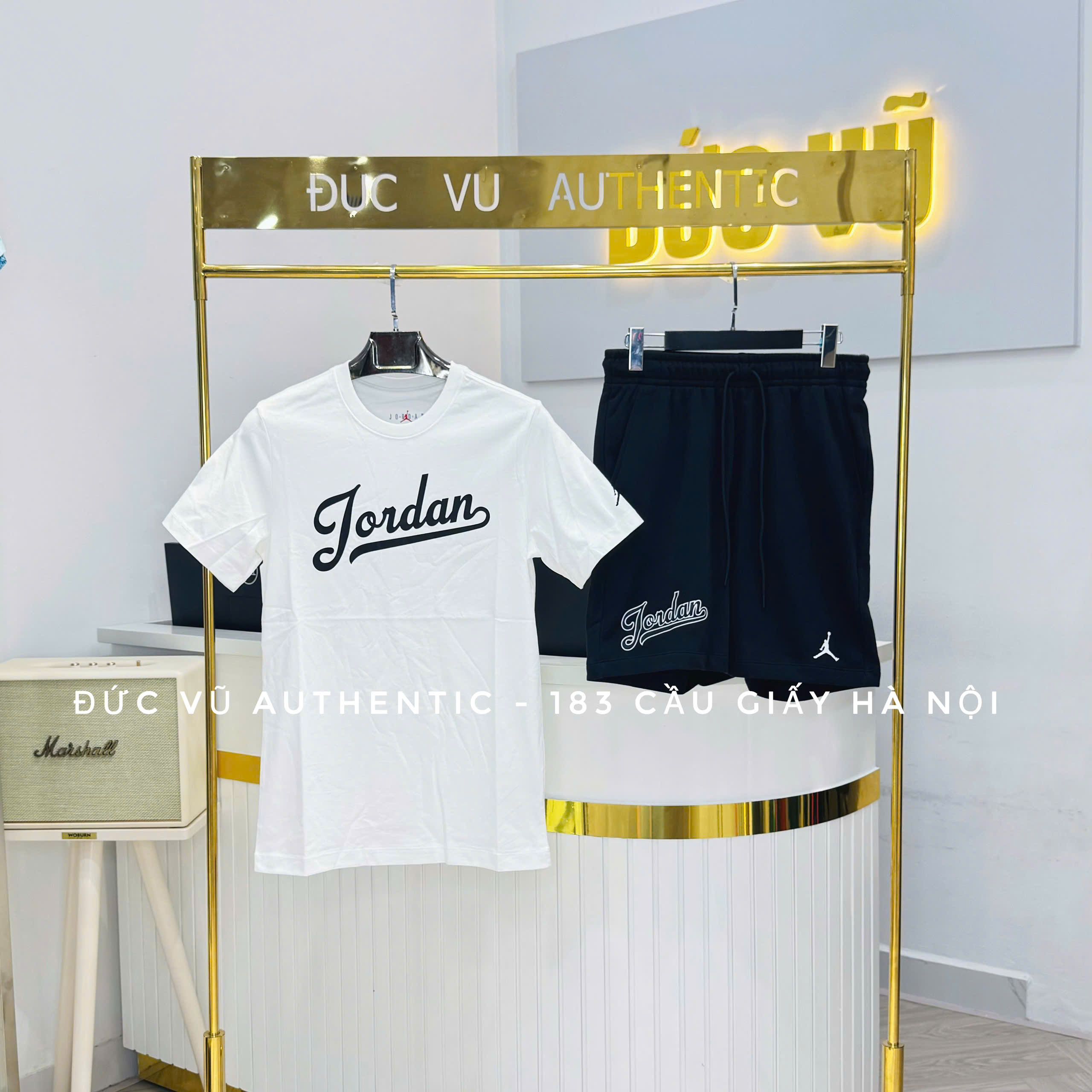 Bộ Jordan Varsity Style – Áo thun trắng & quần short đen thêu chữ Jordan