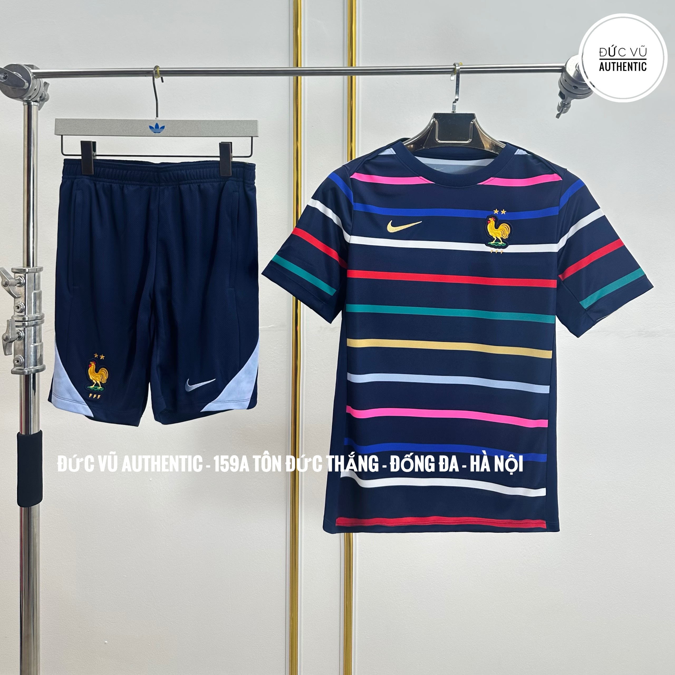 Set thể thao tuyển Pháp sọc màu 2024 – Áo kẻ phối quần xanh navy