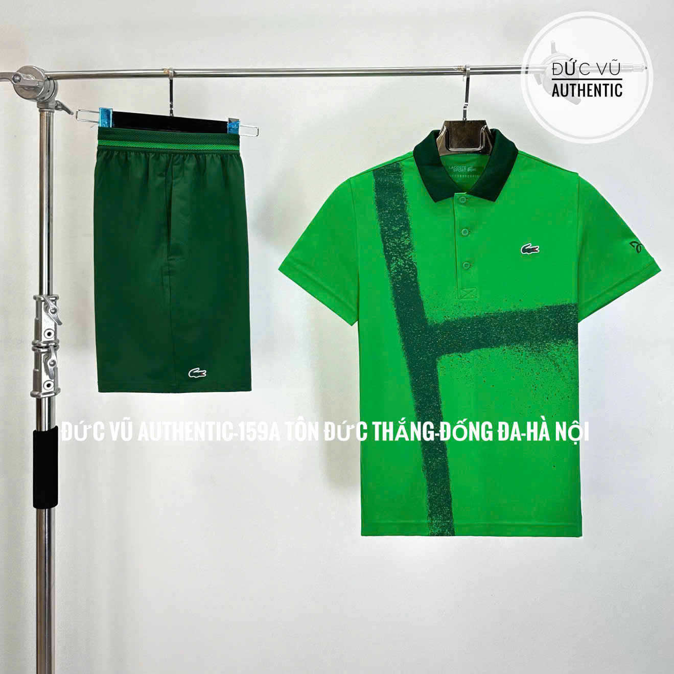 Bộ thể thao nam Lacoste xanh lá họa tiết sân tennis