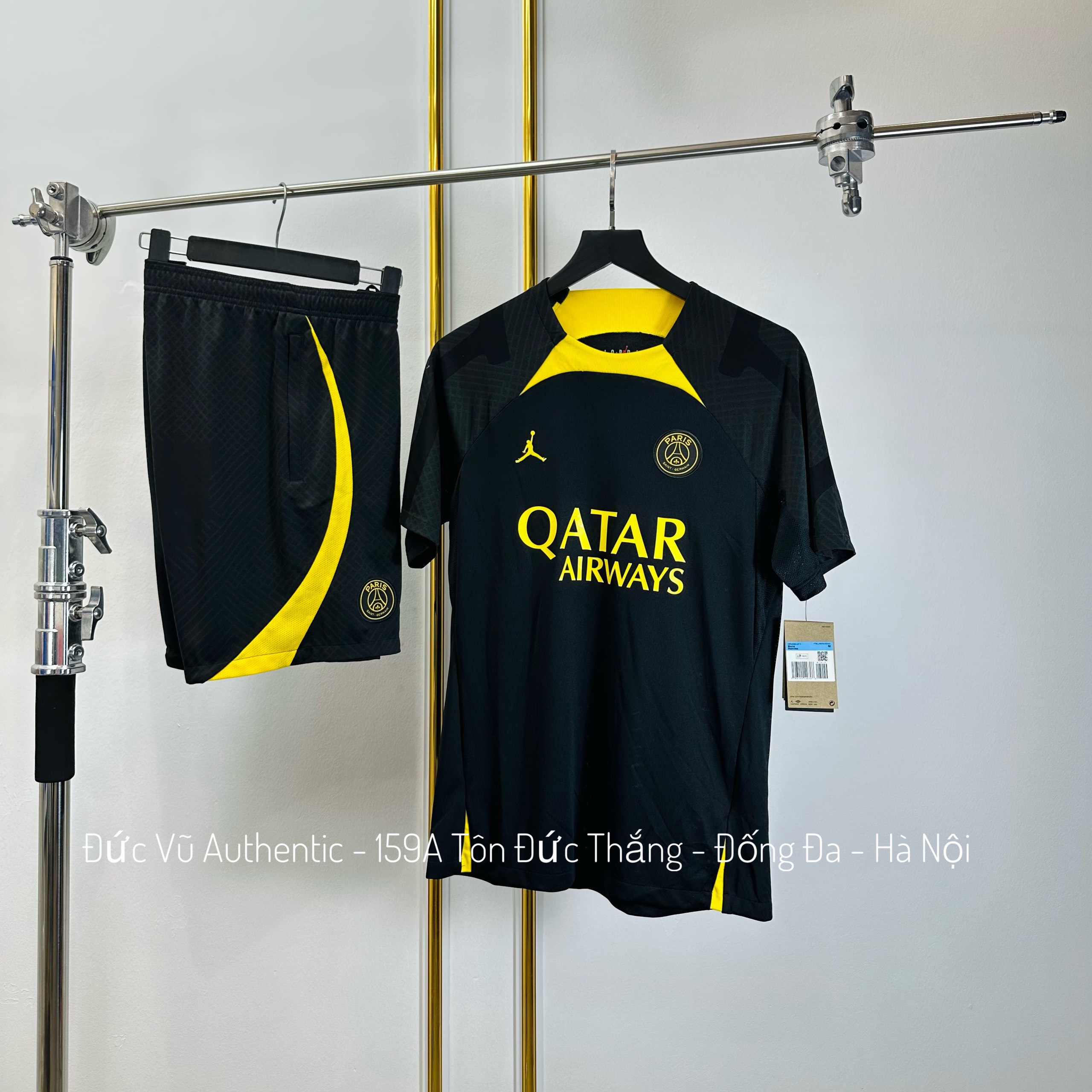 Set thể thao PSG x Jordan 2024 – Đen phối vàng nổi bật