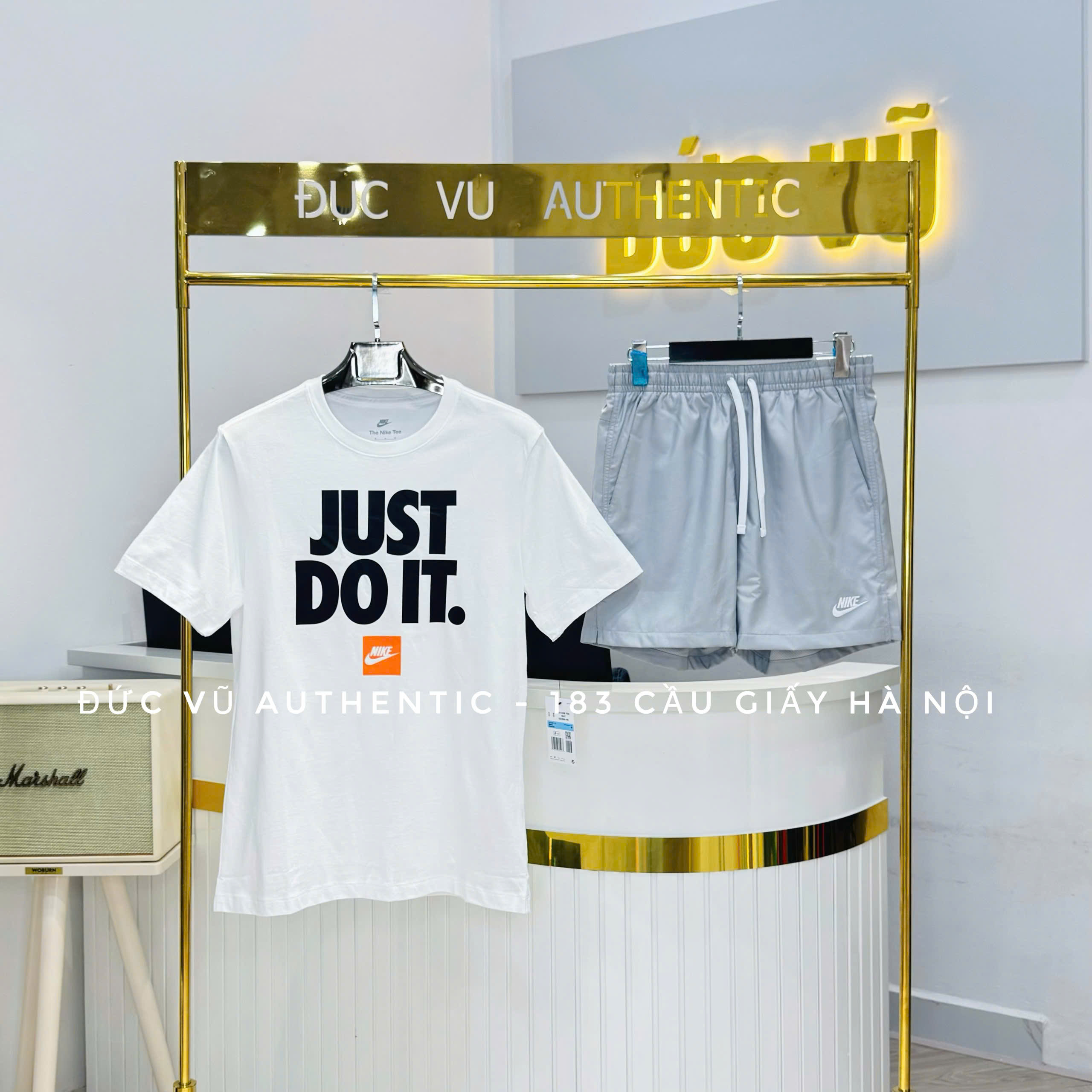 Bộ Nike “Just Do It.” – Áo thun slogan trắng & quần short thể thao xám bạc