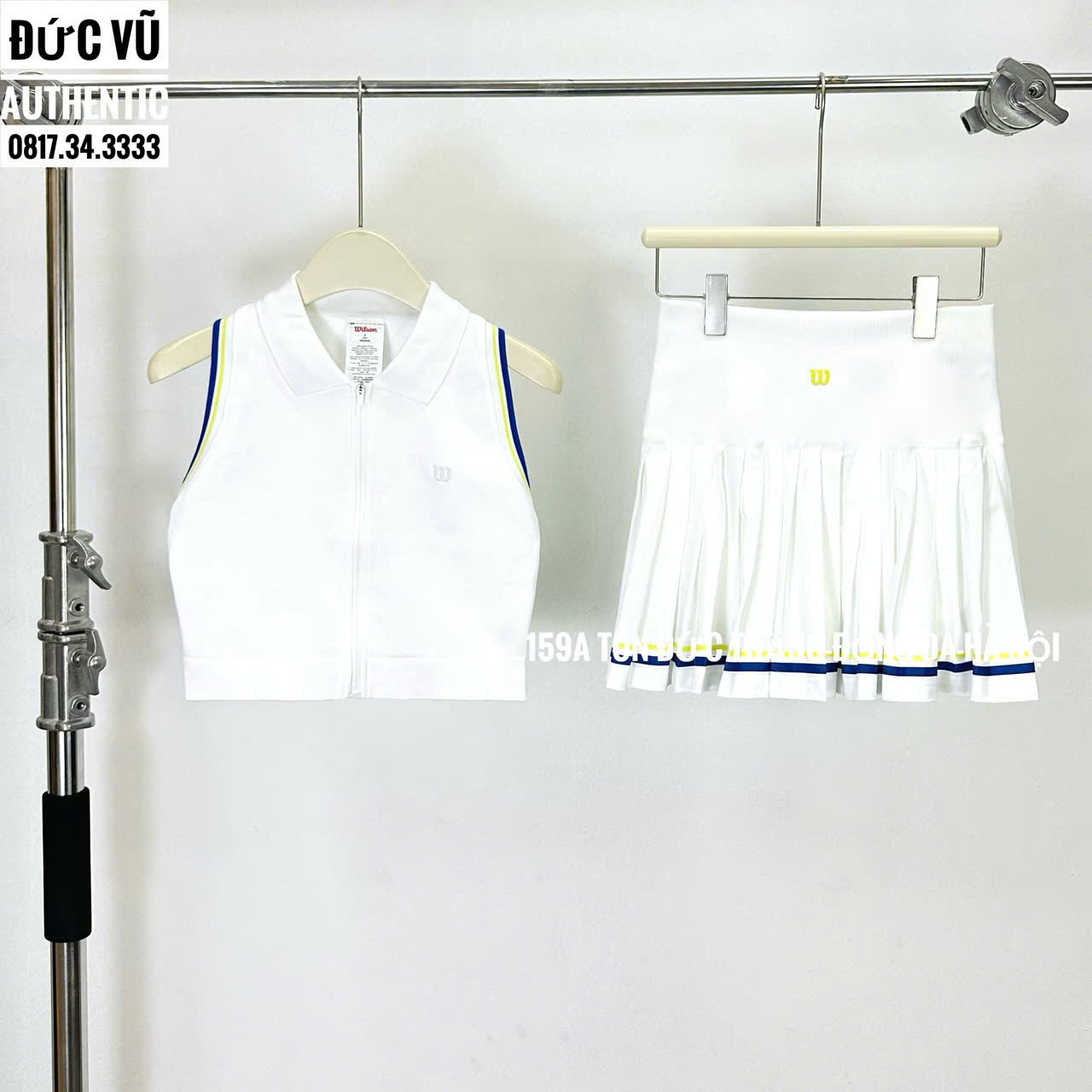 Set Váy Tennis Bé Gái Wilson Trắng Viền Xanh Vàng – Cá Tính & Năng Động