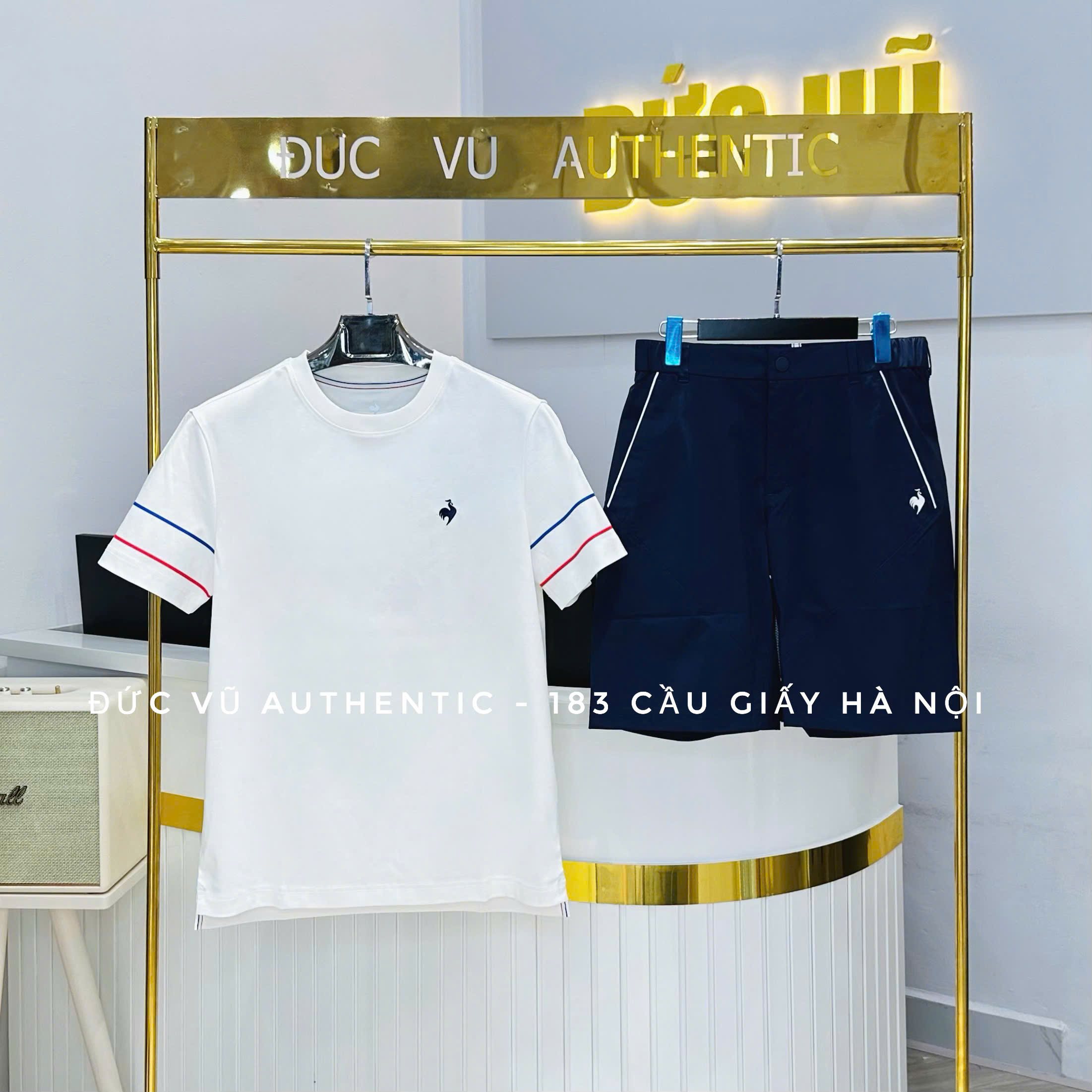 Set đồ thể thao nam Le Coq Sportif – Áo trắng viền tay phối màu & quần short xanh navy