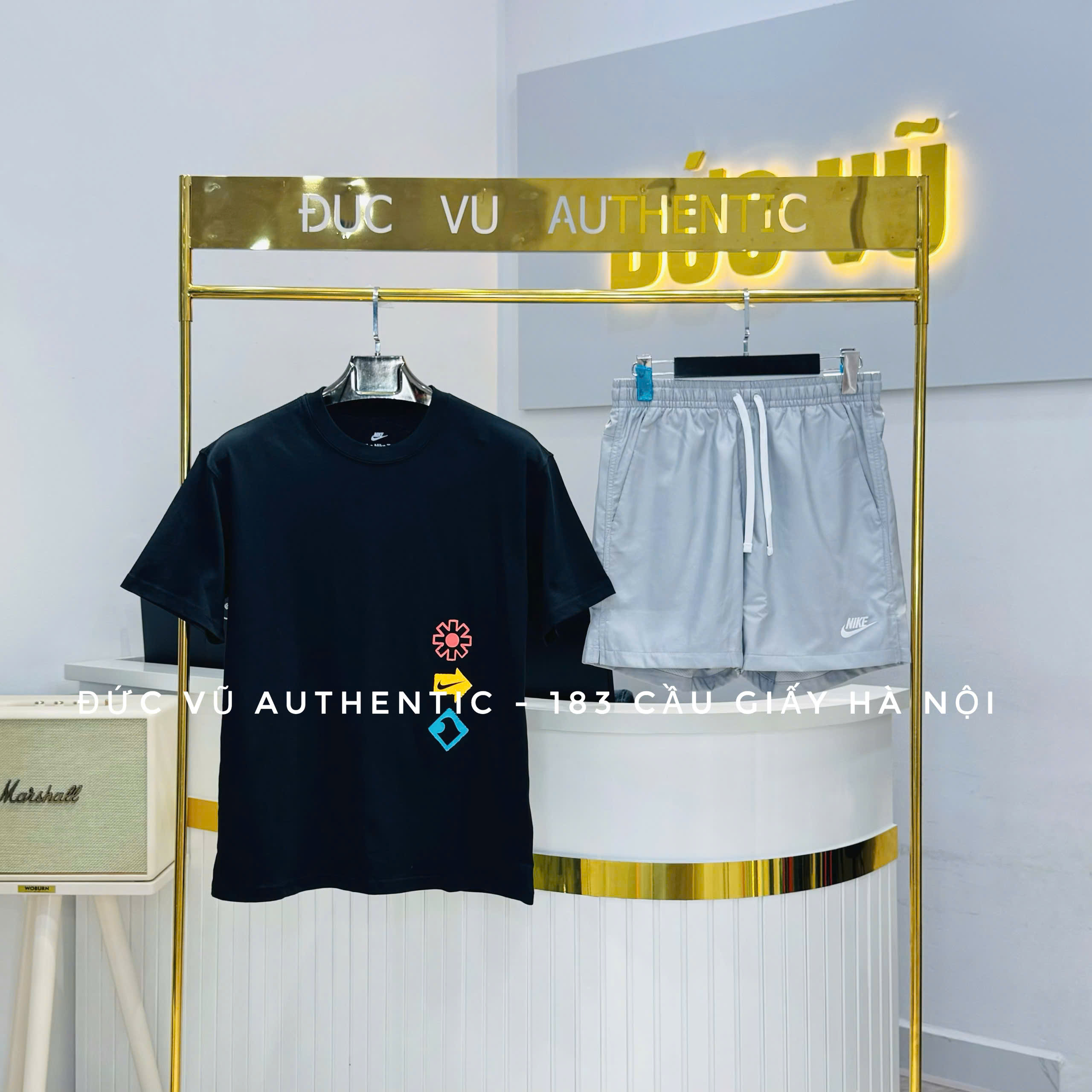 Bộ Nike Street Style – Áo đen họa tiết & quần short xám bạc