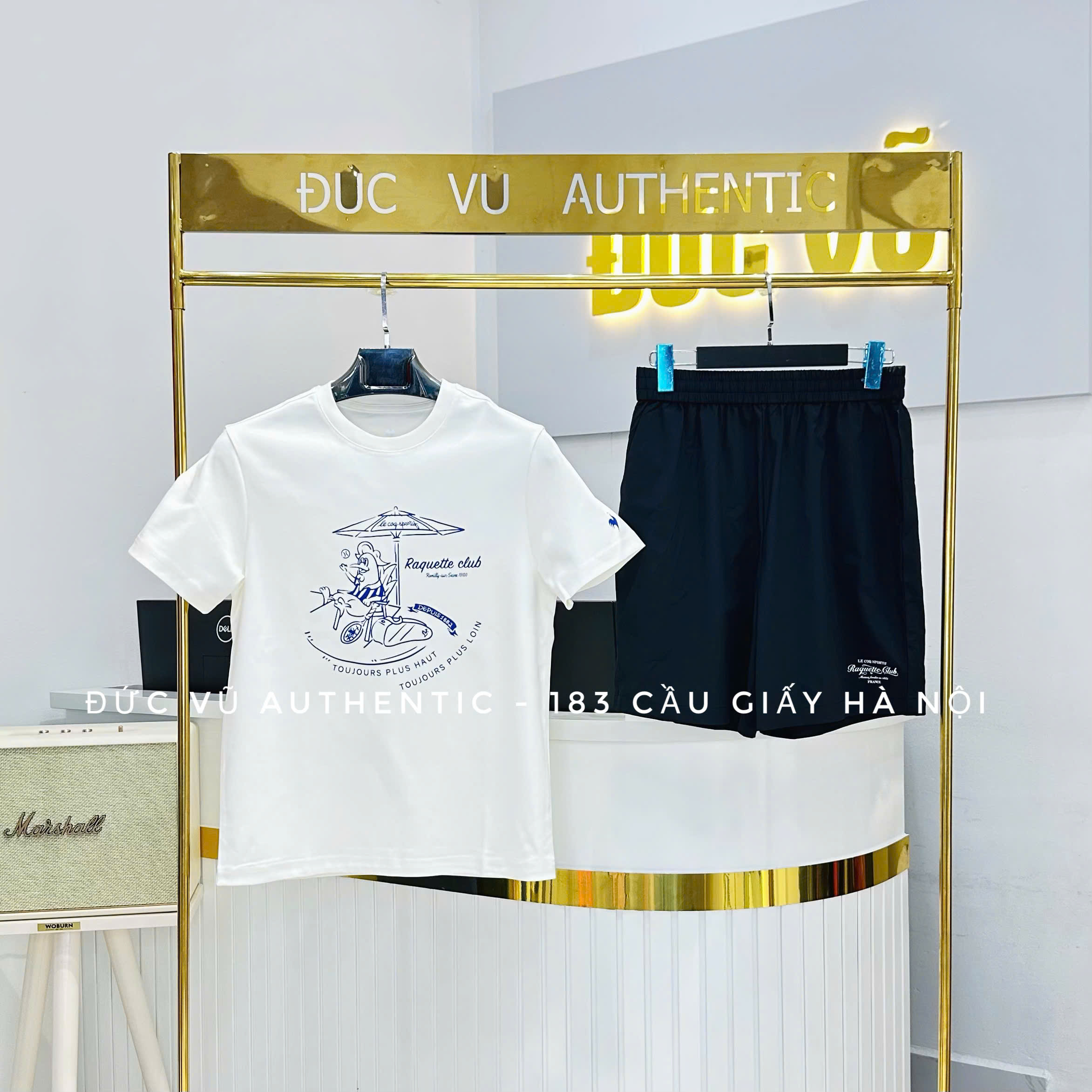 Set đồ thể thao nam Le Coq Sportif – Áo thun in hình “Raquette Club” & quần short đen basic