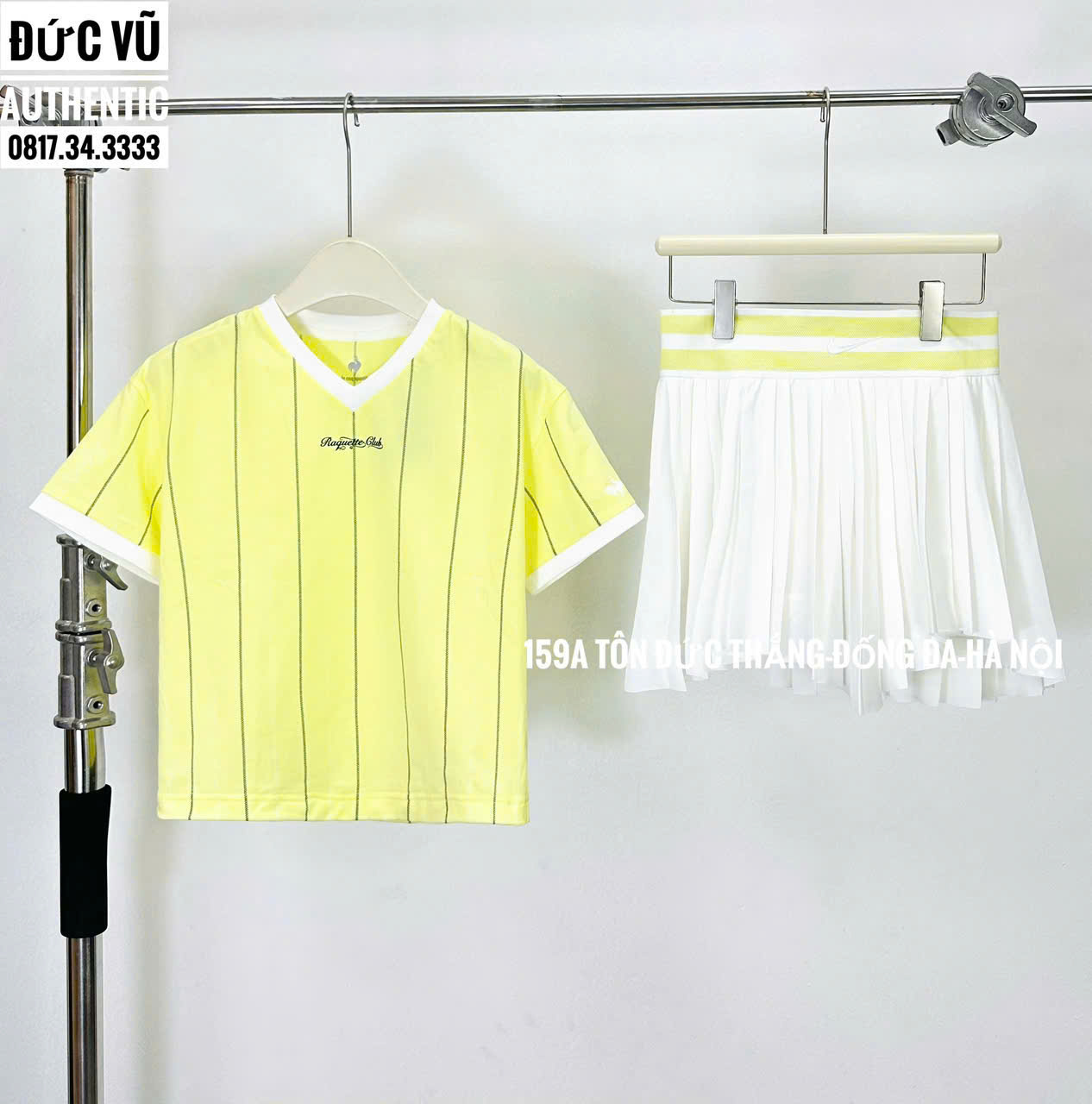 Bộ Áo Thun Kẻ Sọc Vàng Pastel & Chân Váy Tennis Trắng Phối Sọc – Le Coq Sportif