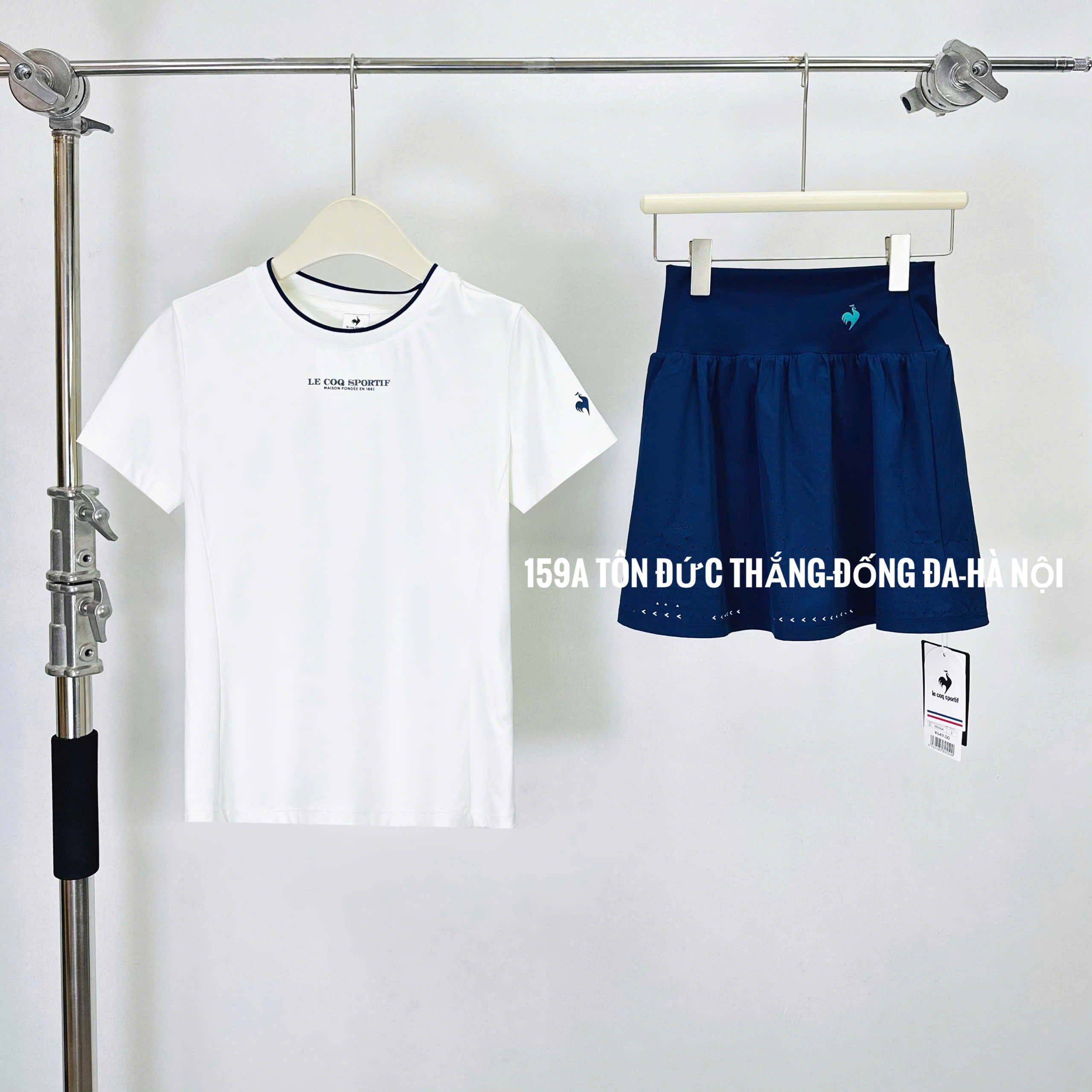 Bộ Áo Thun Trắng & Chân Váy Tennis Xanh Navy – Le Coq Sportif