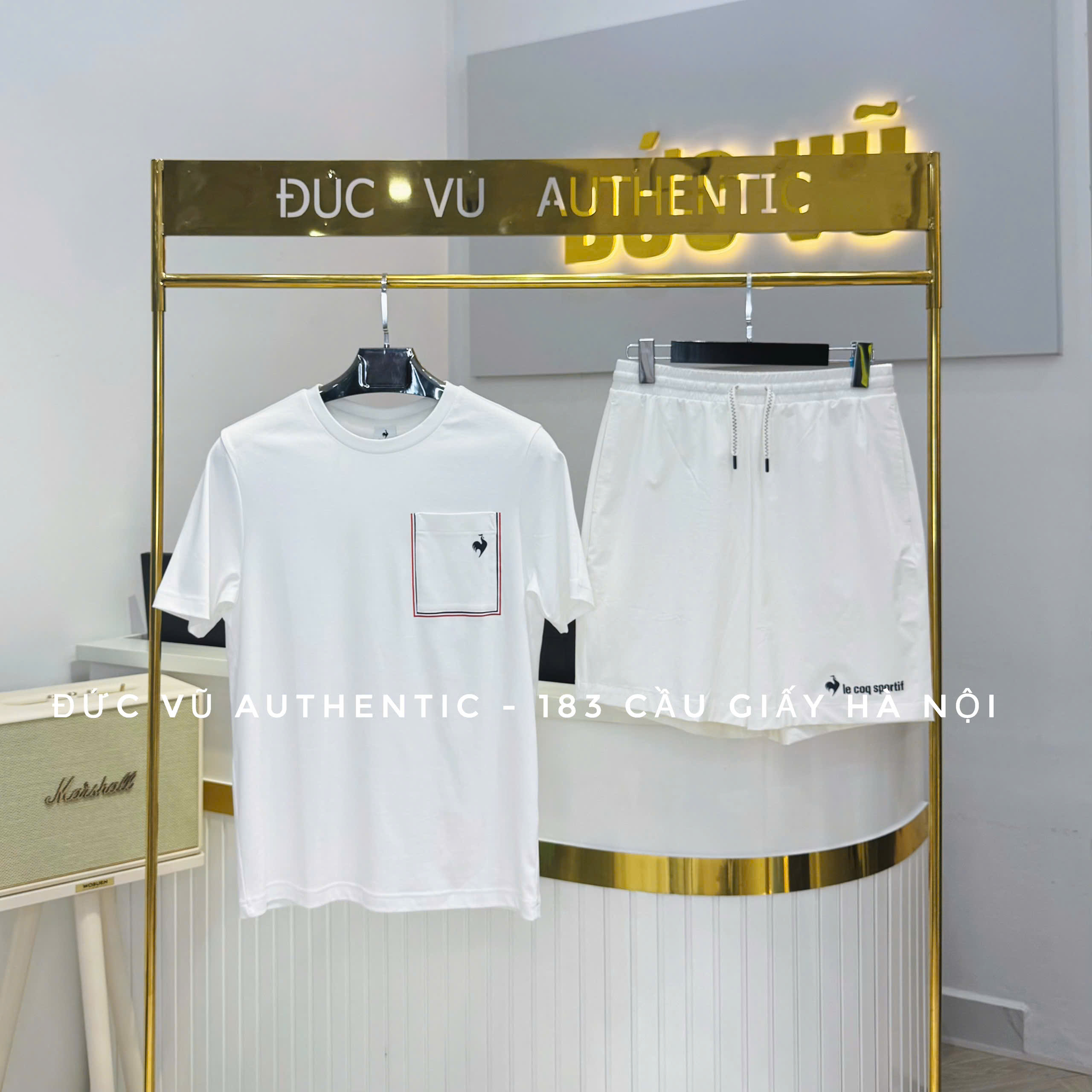 Set đồ nam Le Coq Sportif – Áo thun trắng túi viền đỏ & quần short trắng thể thao
