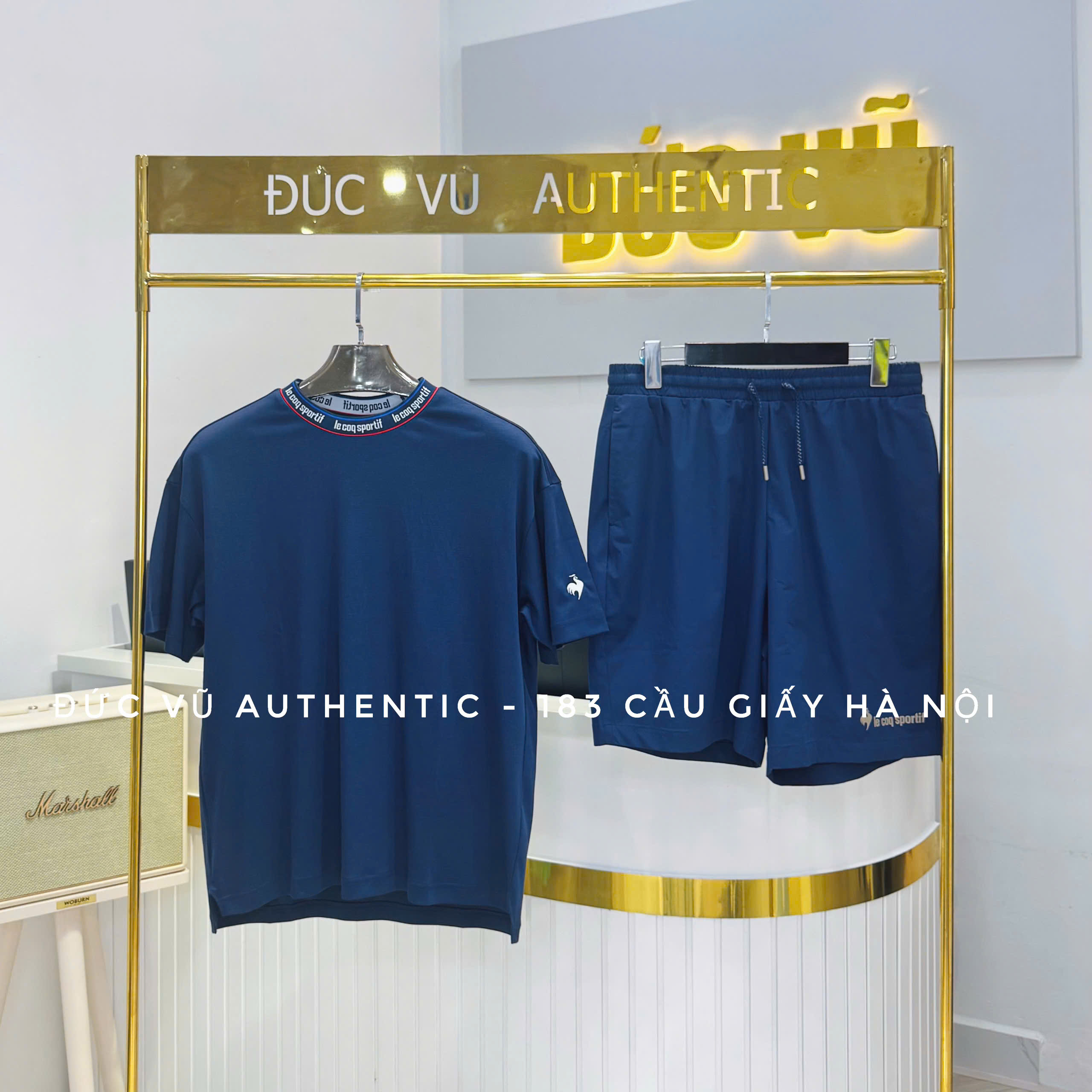 Bộ thể thao nam Le Coq Sportif xanh navy phối cổ viền chữ