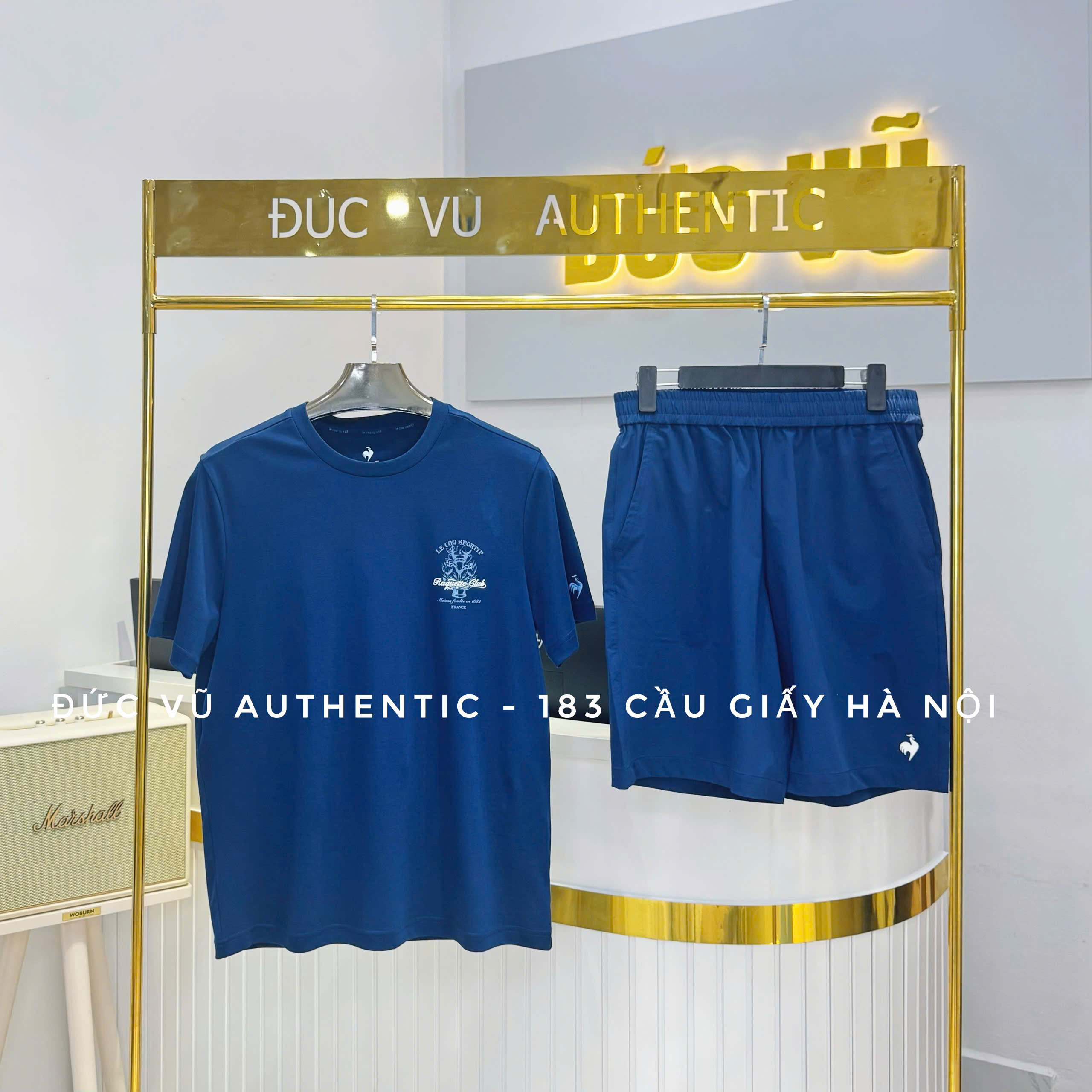 Bộ đồ nam Le Coq Sportif cổ tròn xanh navy in họa tiết ngực