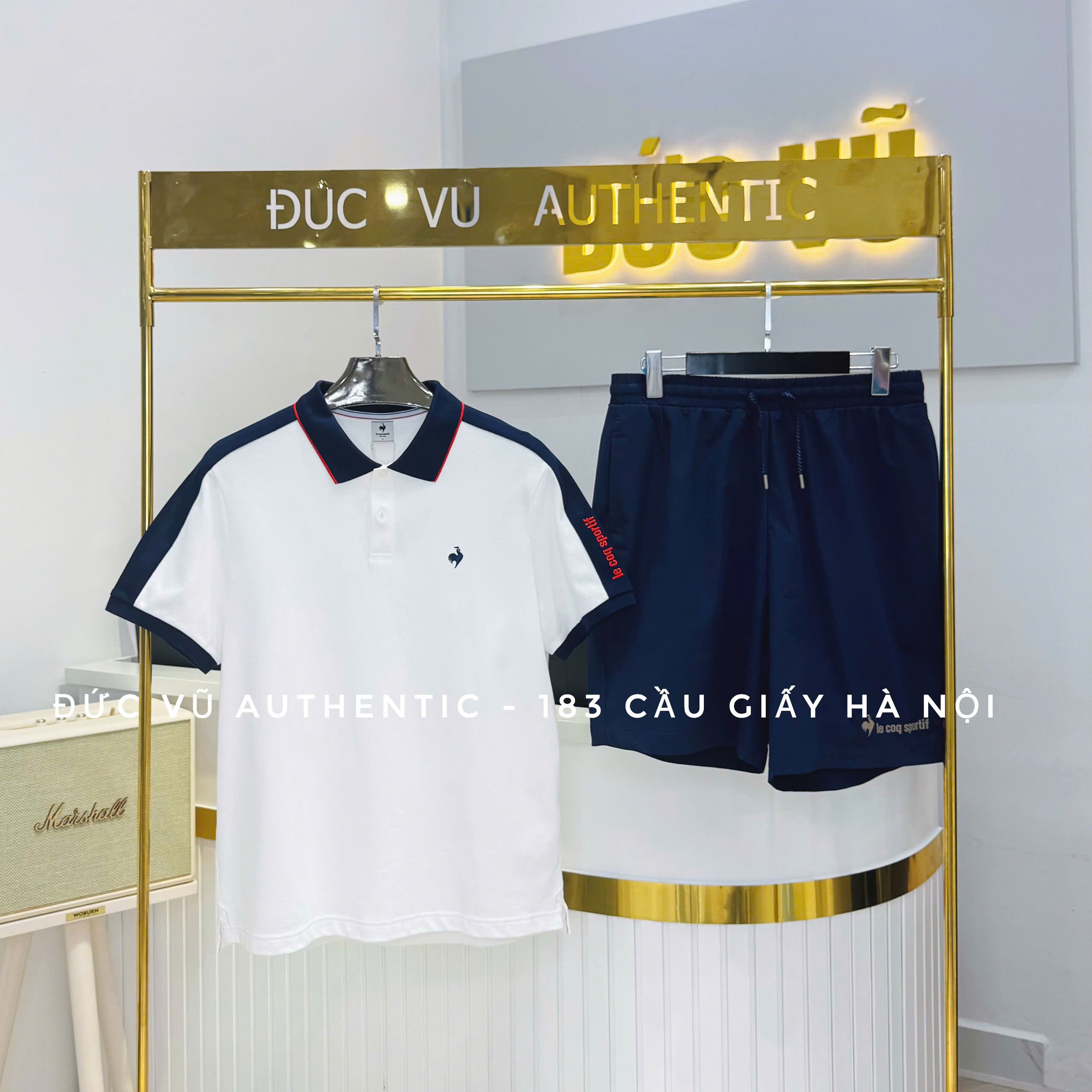 Bộ đồ nam Le Coq Sportif phối viền navy – áo polo trắng và quần short xanh