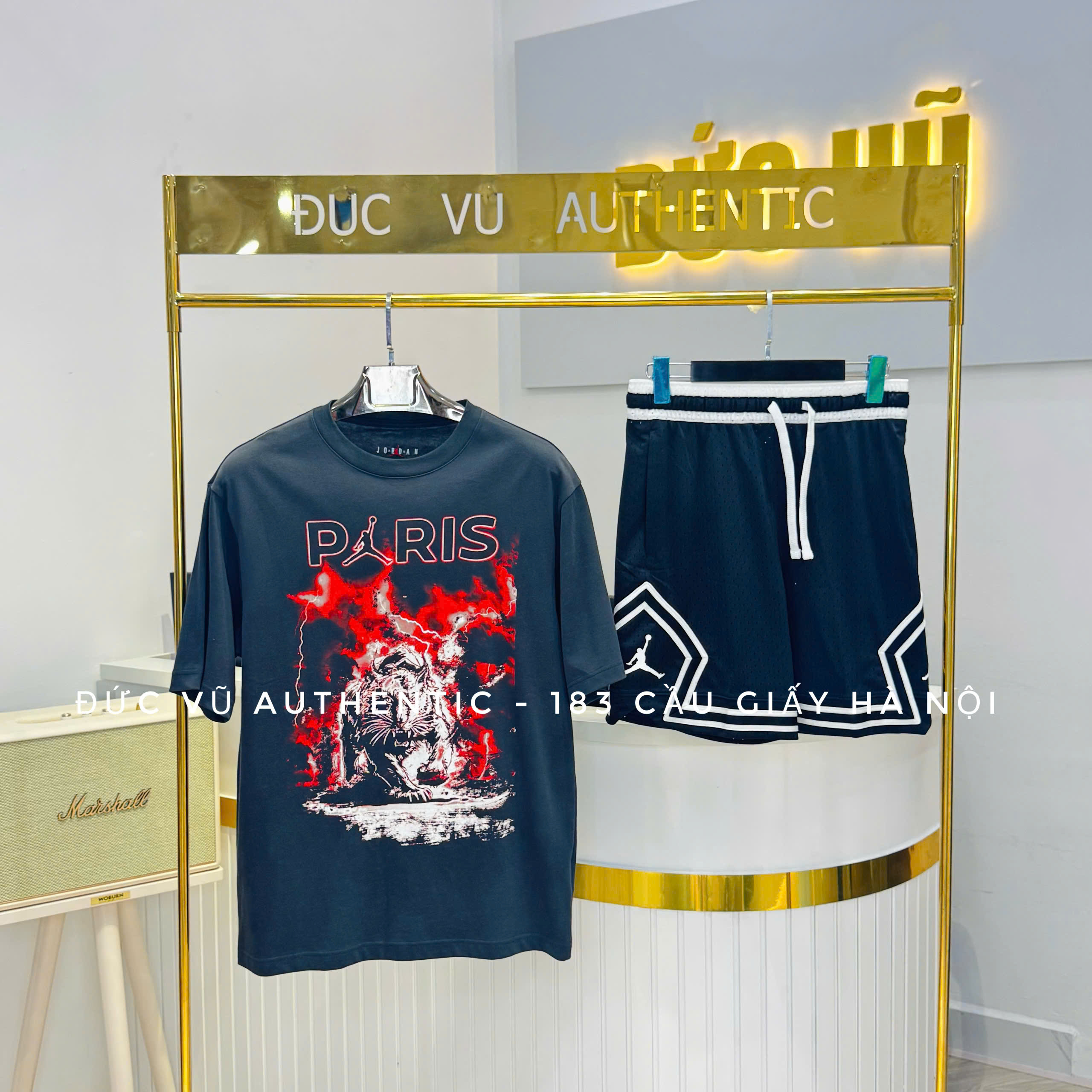 Bộ Jordan x Paris Saint-Germain – Áo graphic Paris & quần short thể thao viền trắng