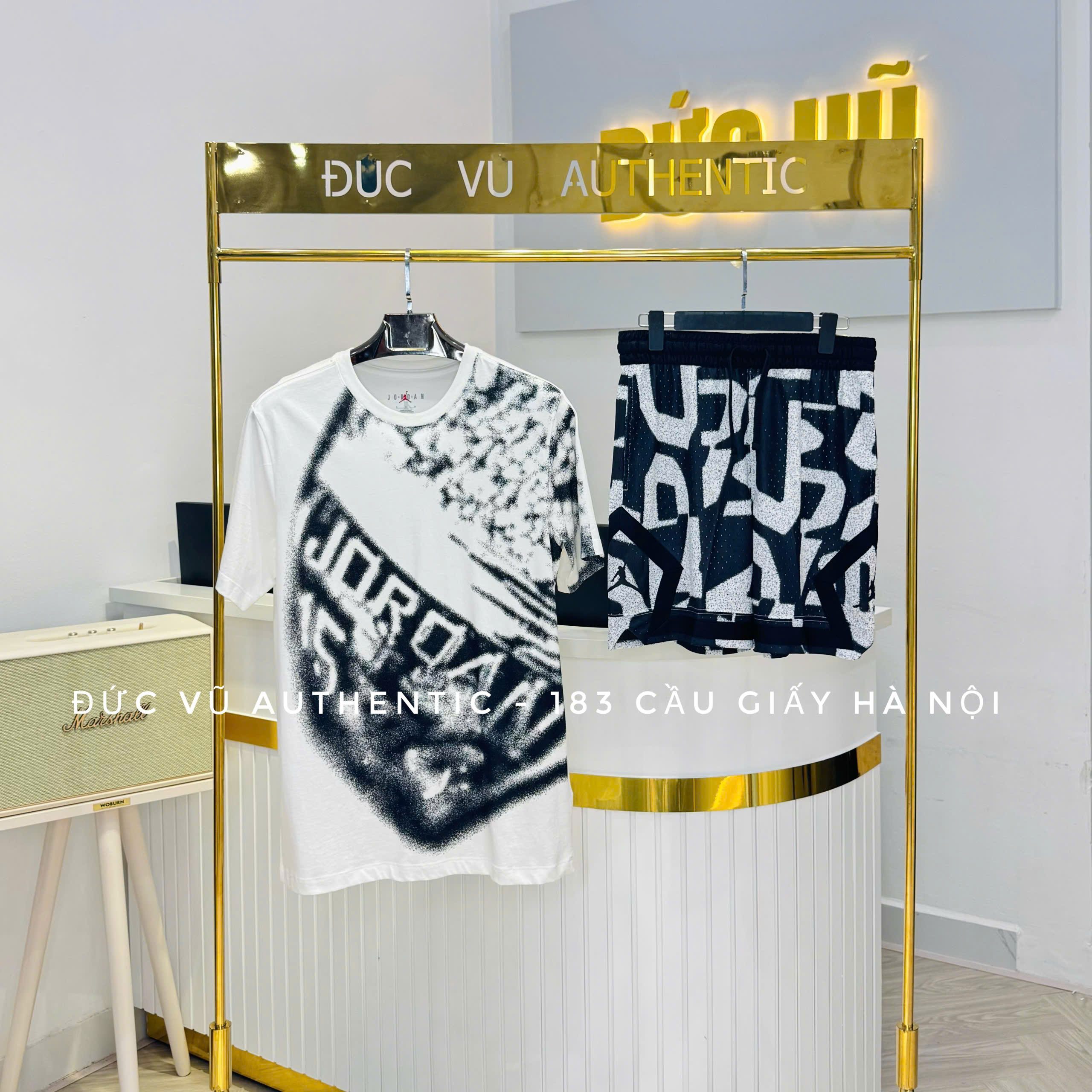 Jordan Monochrome Graffiti – Áo hiệu ứng ảnh nhiễu & quần short họa tiết đen trắng