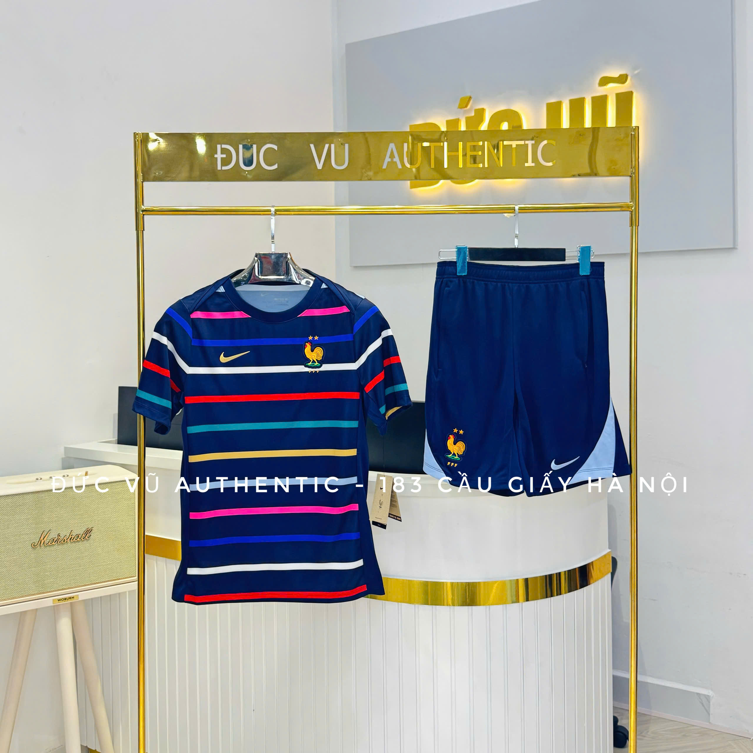 Set thể thao tuyển Pháp sọc màu 2024 – Áo kẻ phối quần xanh navy