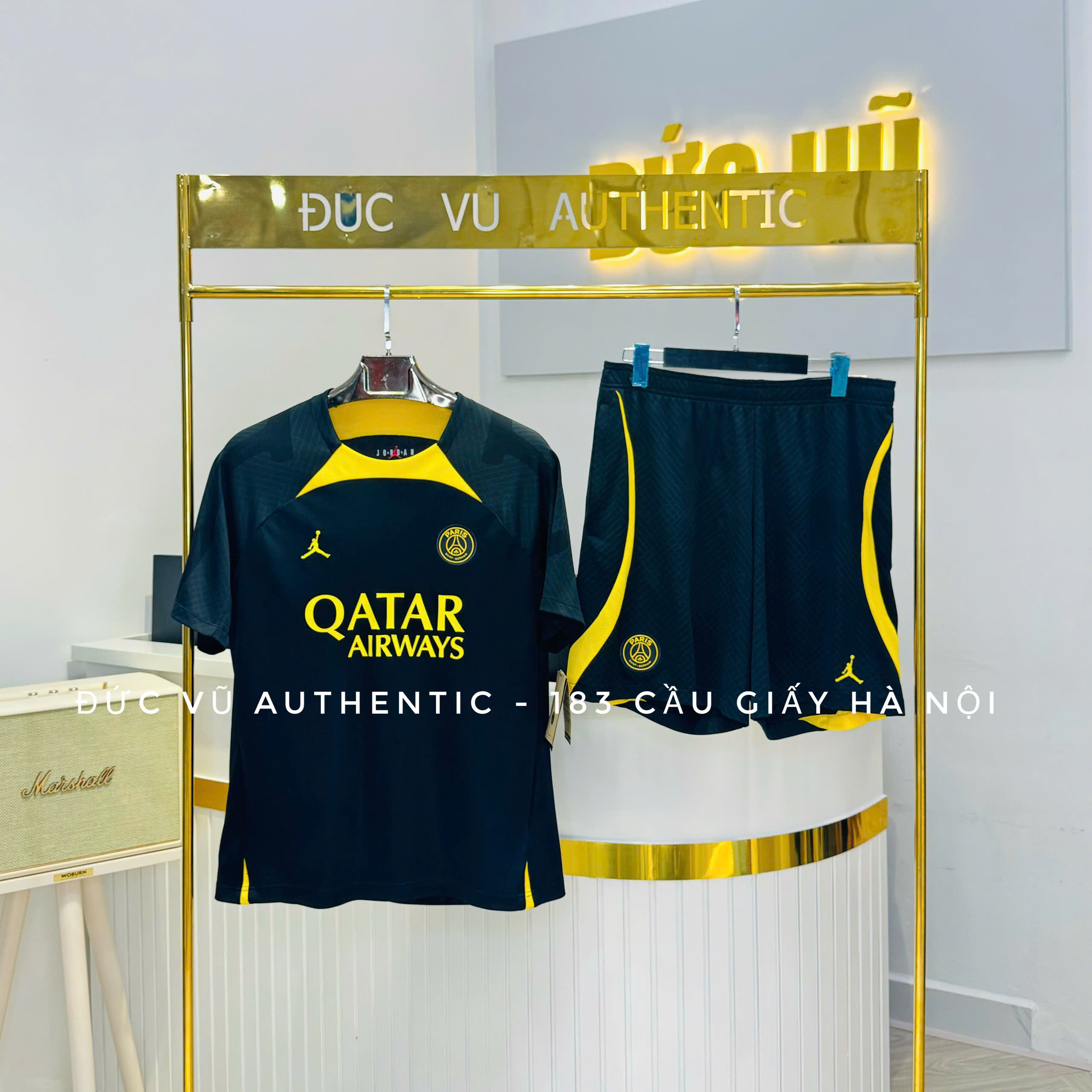 Set thể thao PSG x Jordan 2024 – Đen phối vàng nổi bật