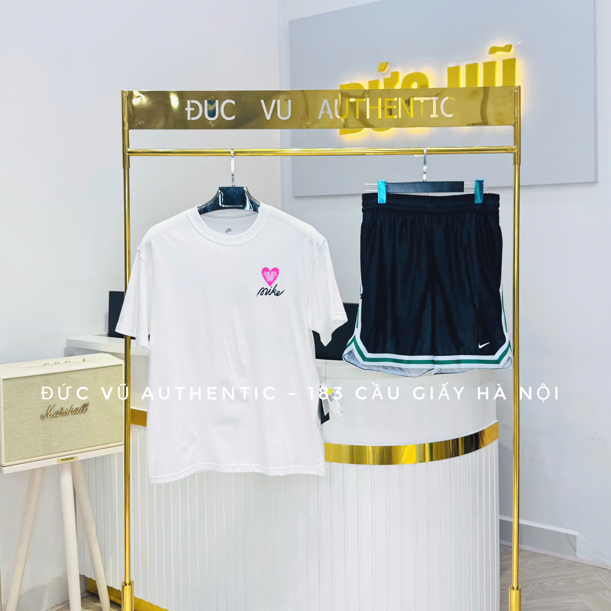 Set Nike "Shoe Loves Me" – Áo thun họa tiết & Quần thể thao viền sọc