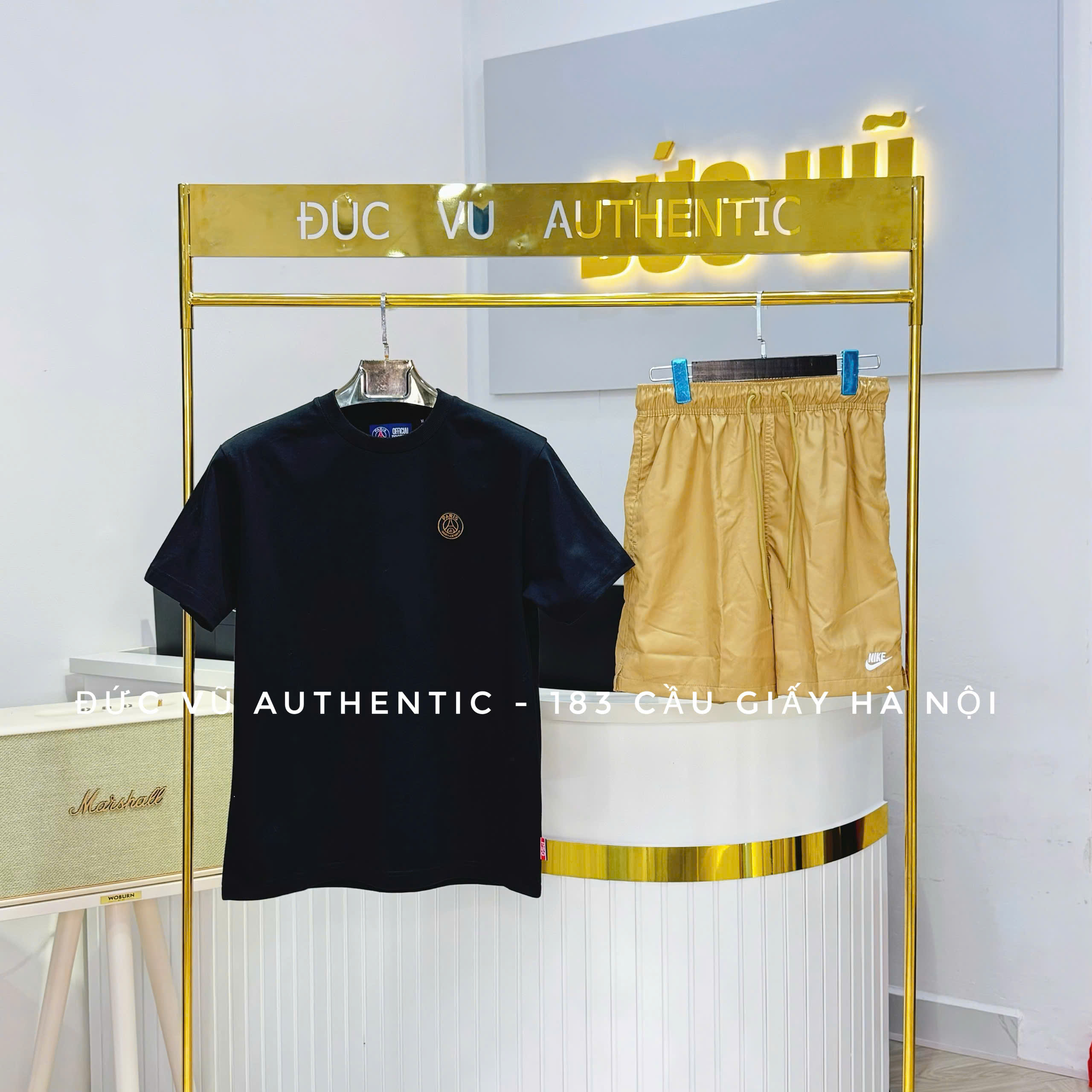 Set Paris Minimal – Áo thun đen “PARIS” & Quần short Nike vàng cát