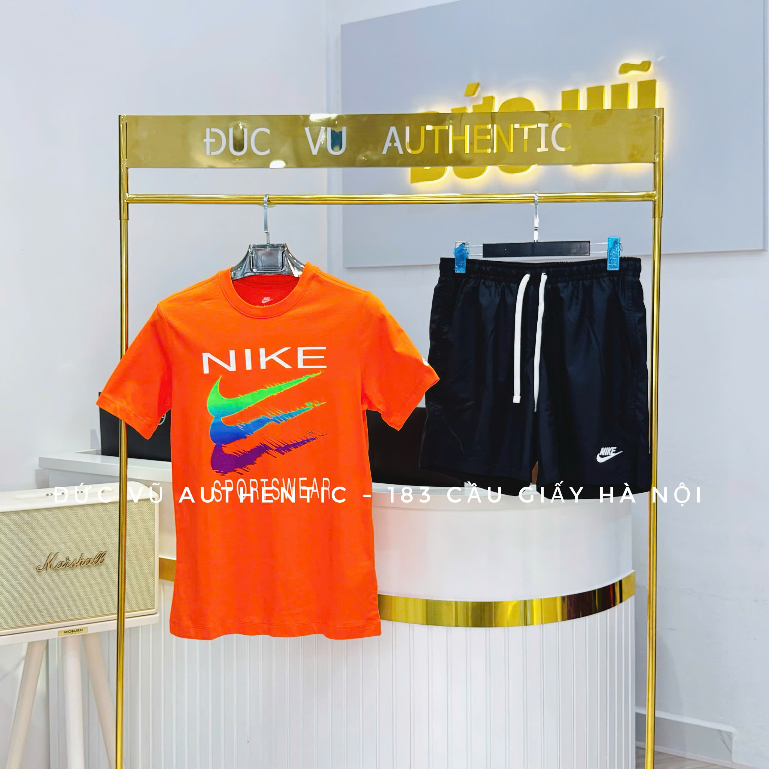 Set Nike Sportswear Neon – Áo thun cam logo nhiều màu & Quần short thể thao Nike đen