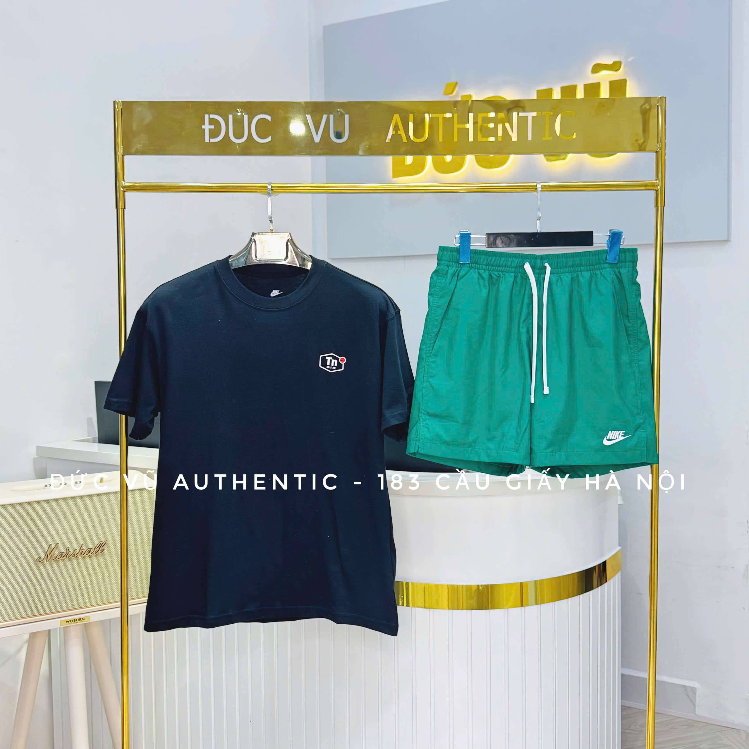 Set Nike Tuned In – Áo thun graphic đen “TUNED IN” & Quần short thể thao xanh lá