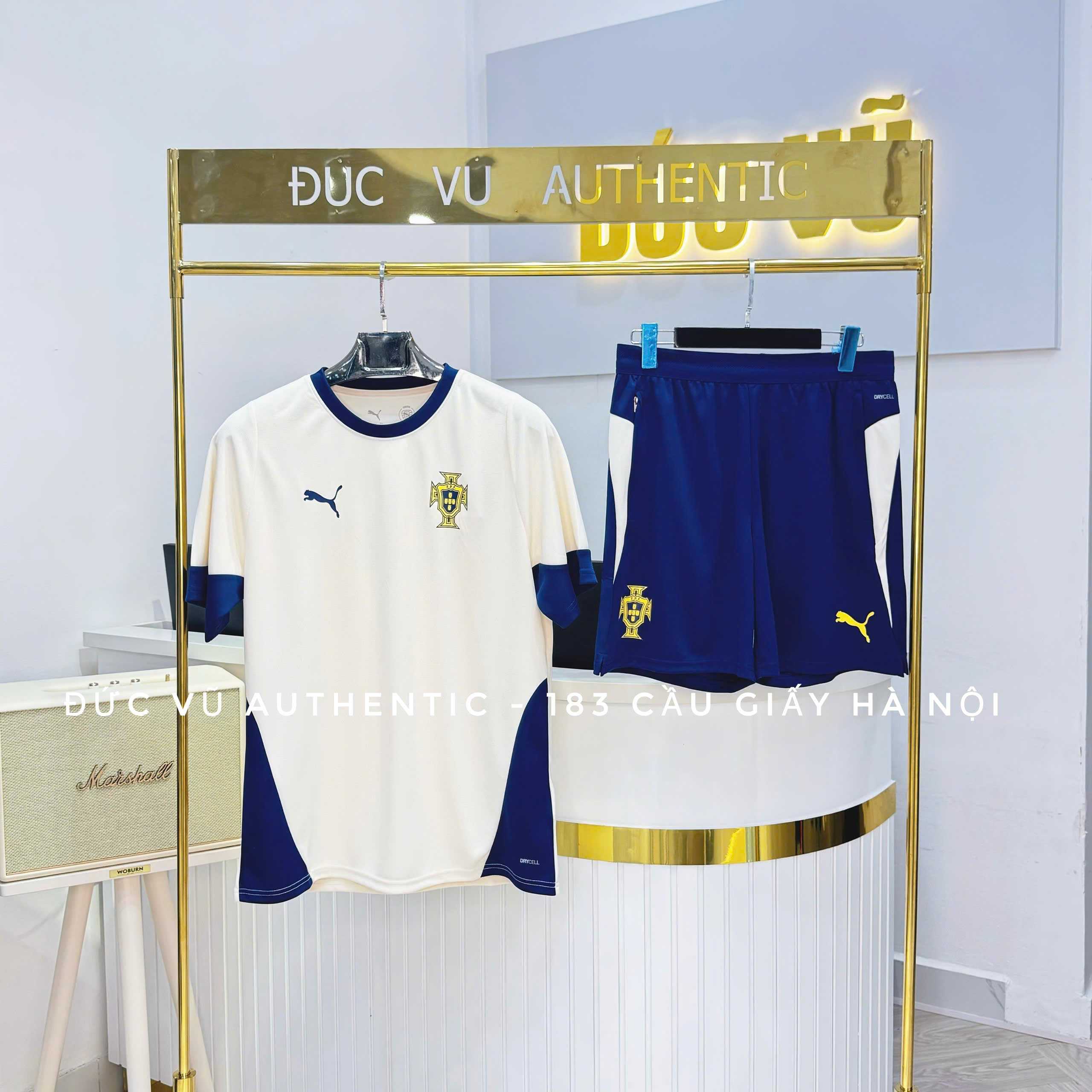 Bộ quần áo tập luyện tay ngắn và quần đùi của đội tuyển quốc gia Bồ Đào Nha 2025 (Kem x Xanh navy) [PUMA] (779512-12 & 779528-13)