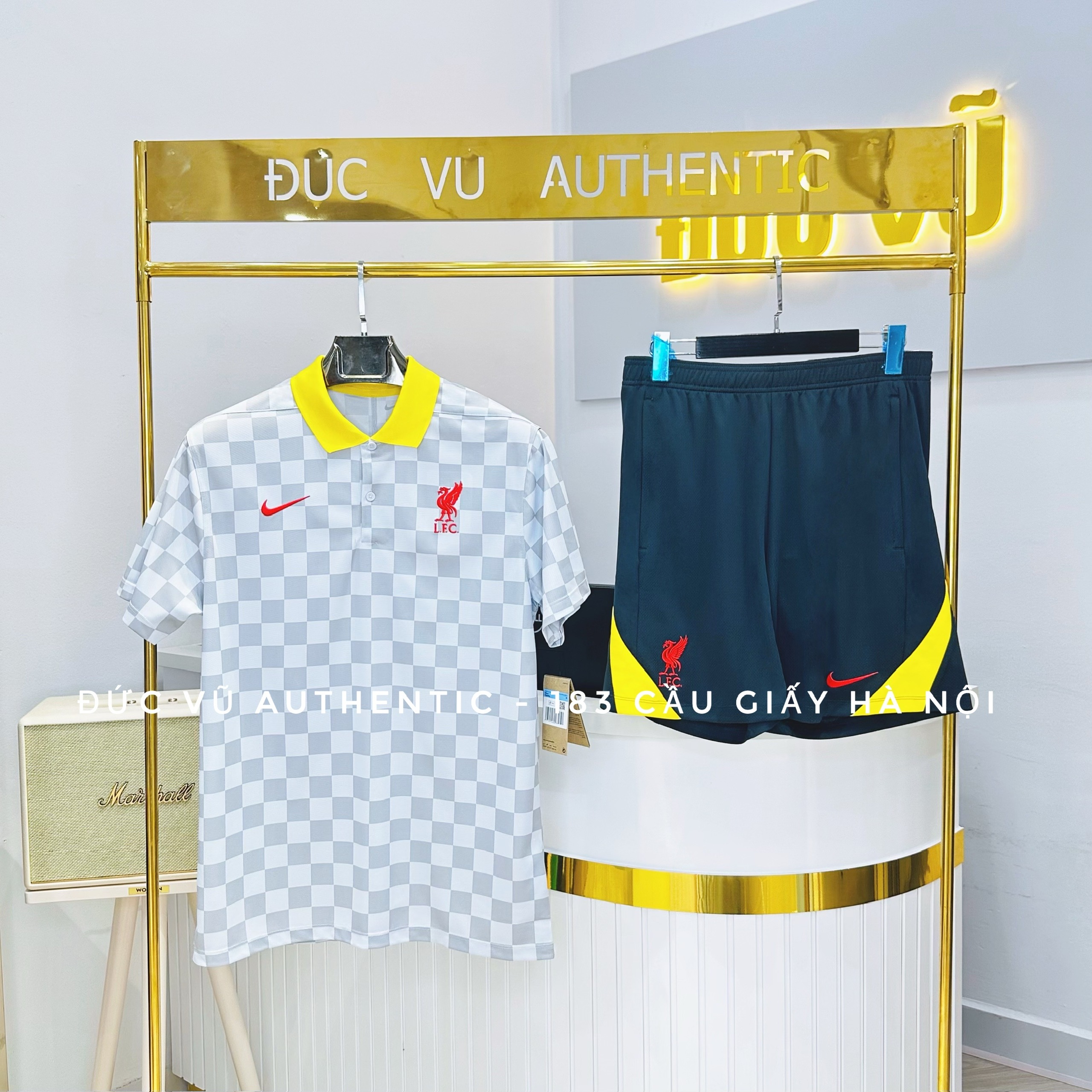 Set Polo Liverpool Training 2024 – Áo cổ bẻ caro & Quần short thể thao LFC phối vàng