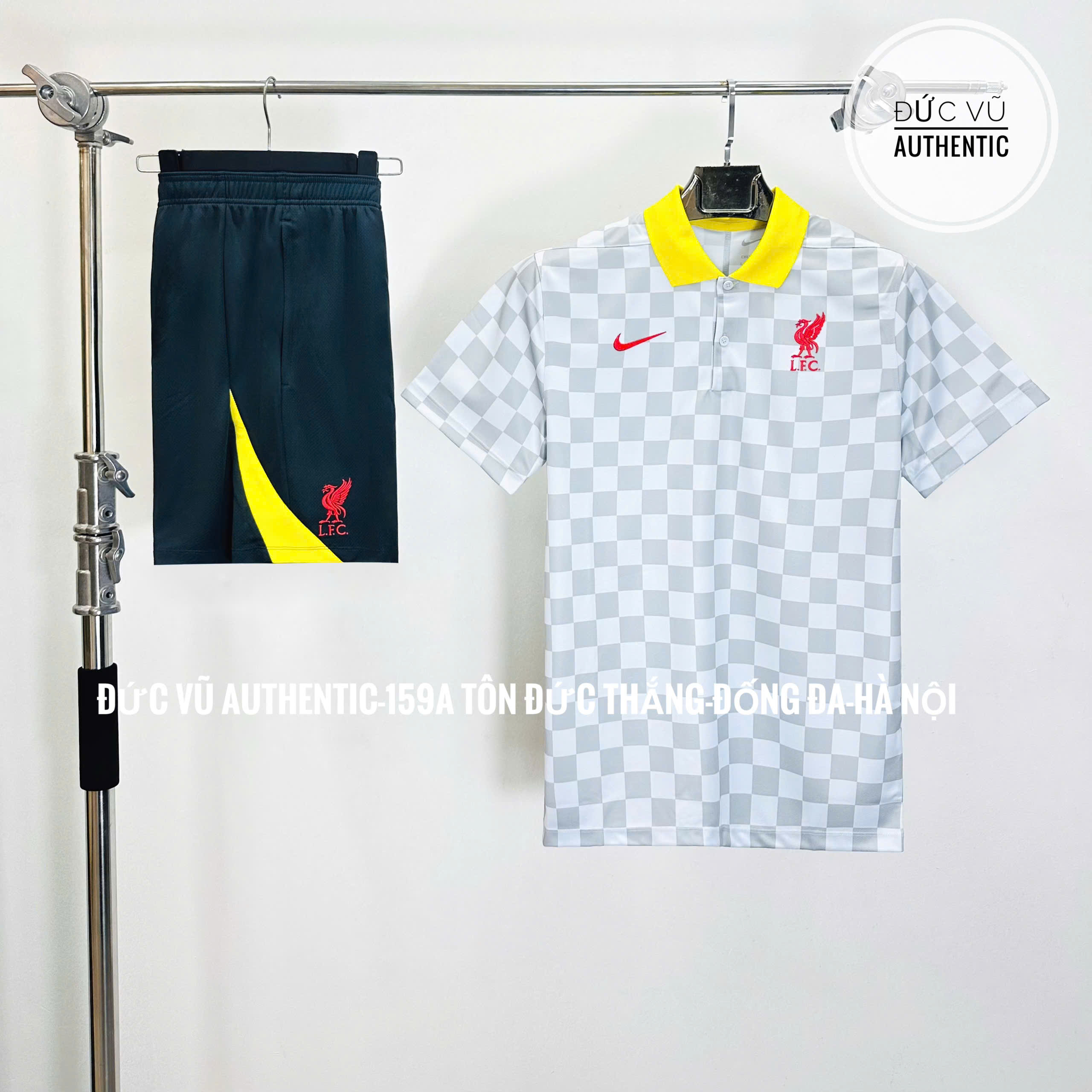 Set Polo Liverpool Training 2024 – Áo cổ bẻ caro & Quần short thể thao LFC phối vàng