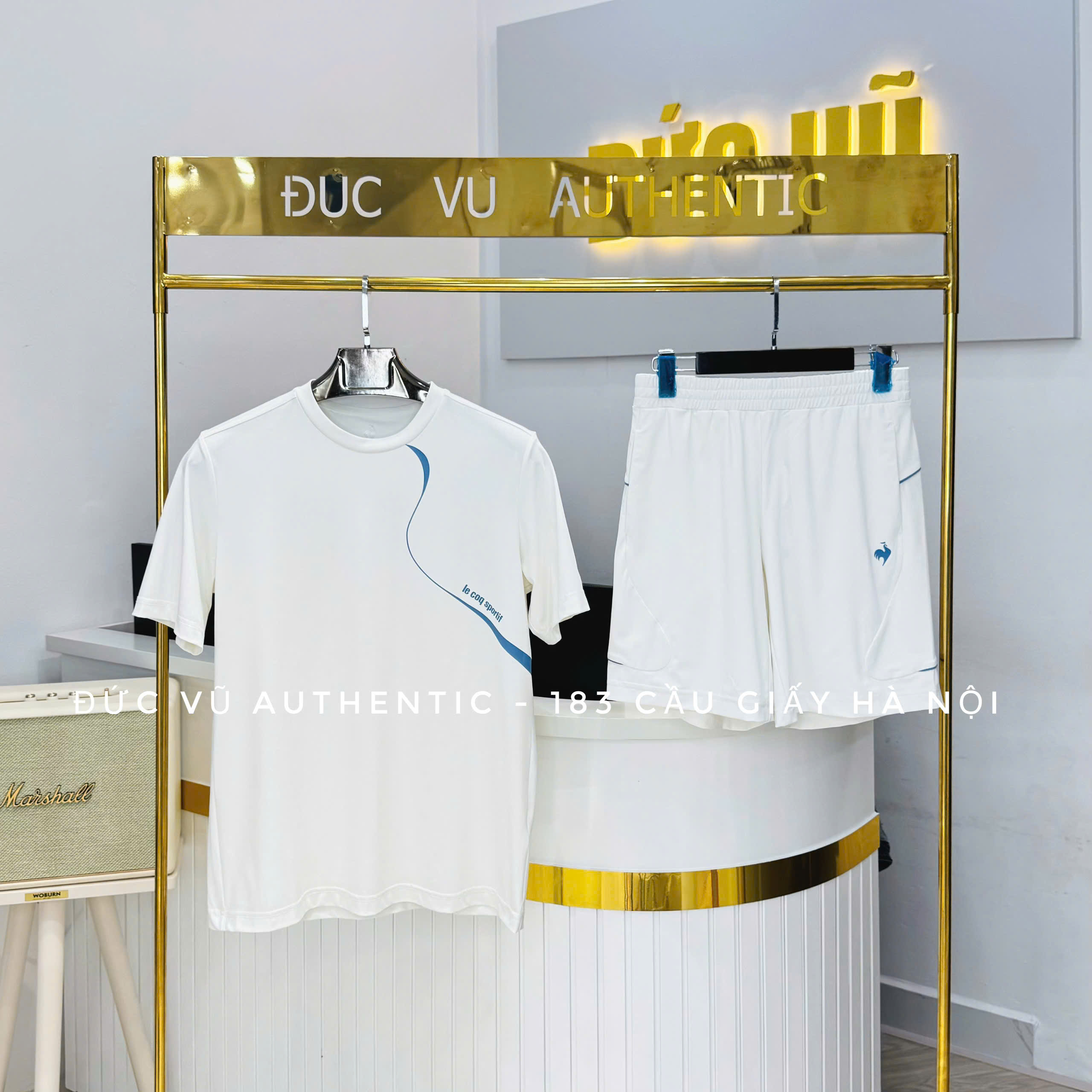 Set thể thao nam Le Coq Sportif trắng họa tiết lượn sóng xanh