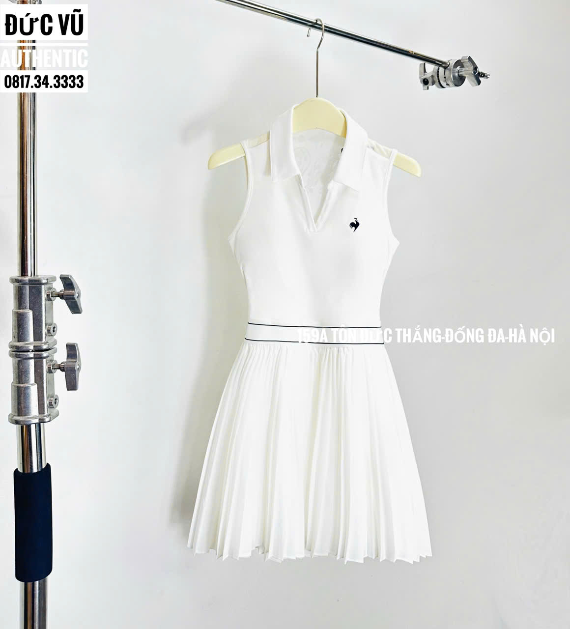 Váy thể thao Le Coq Sportif cổ bẻ – Trắng xếp ly