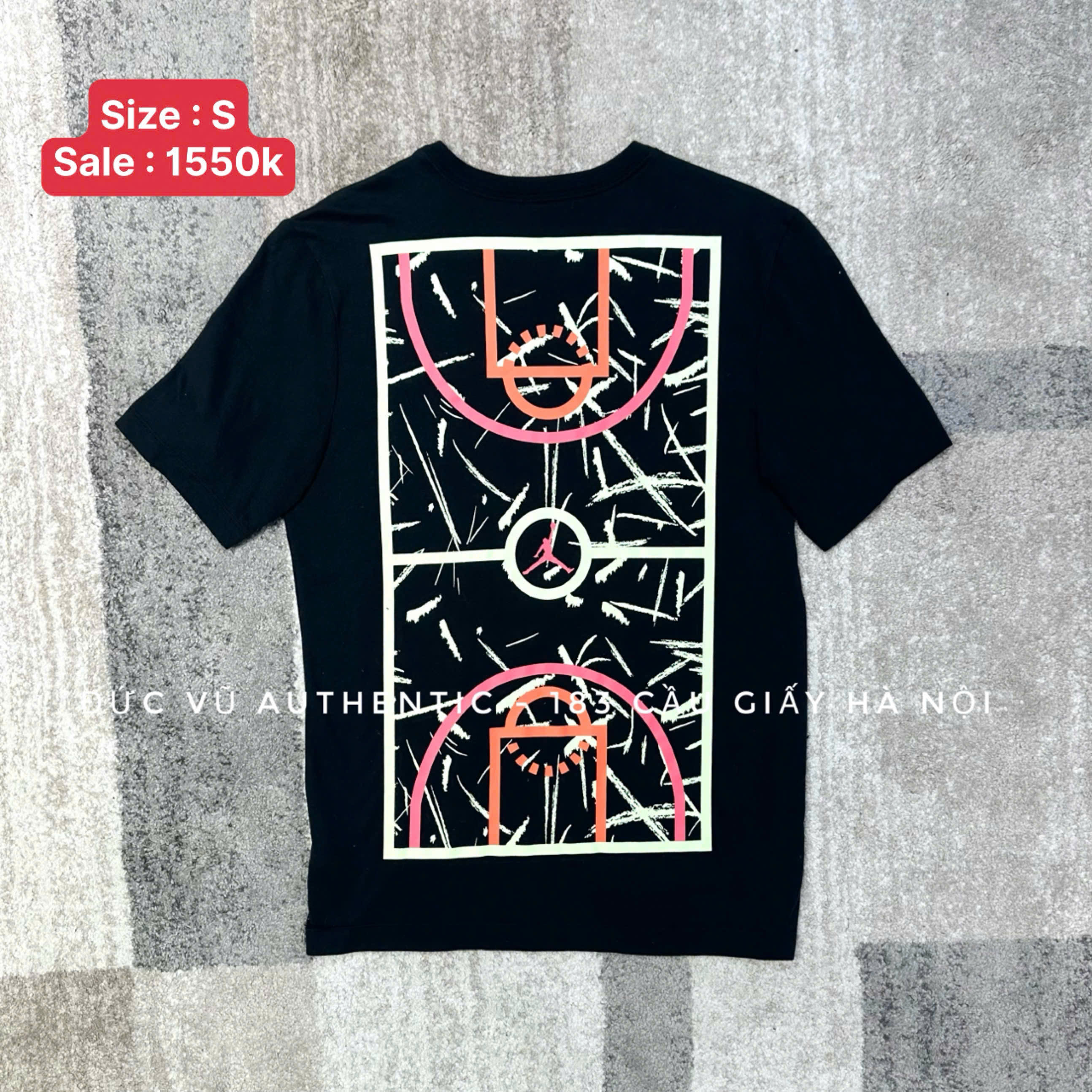 Áo thun Jordan Court Diagram Tee – Đen họa tiết sân bóng