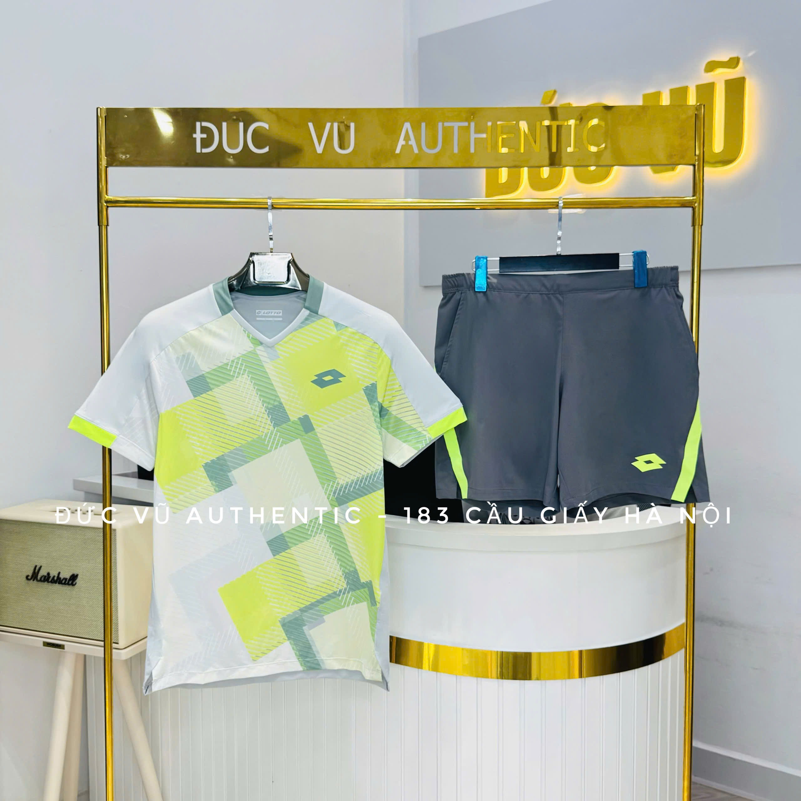 Set đồ thể thao nam Lotto Graphic Line – Trắng ghi phối vàng neon