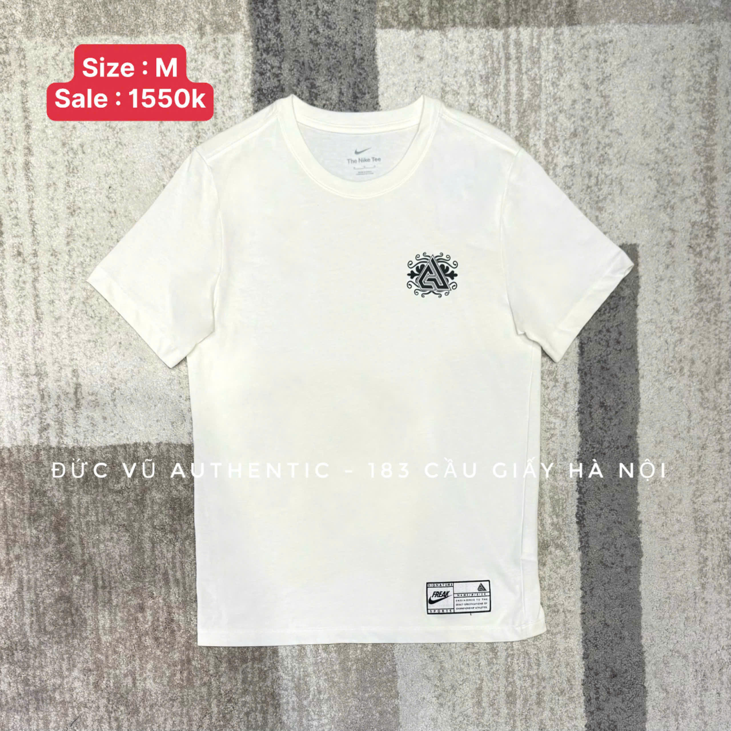 Áo thun Nike "A" Emblem Tee – Trắng kem họa tiết nhỏ