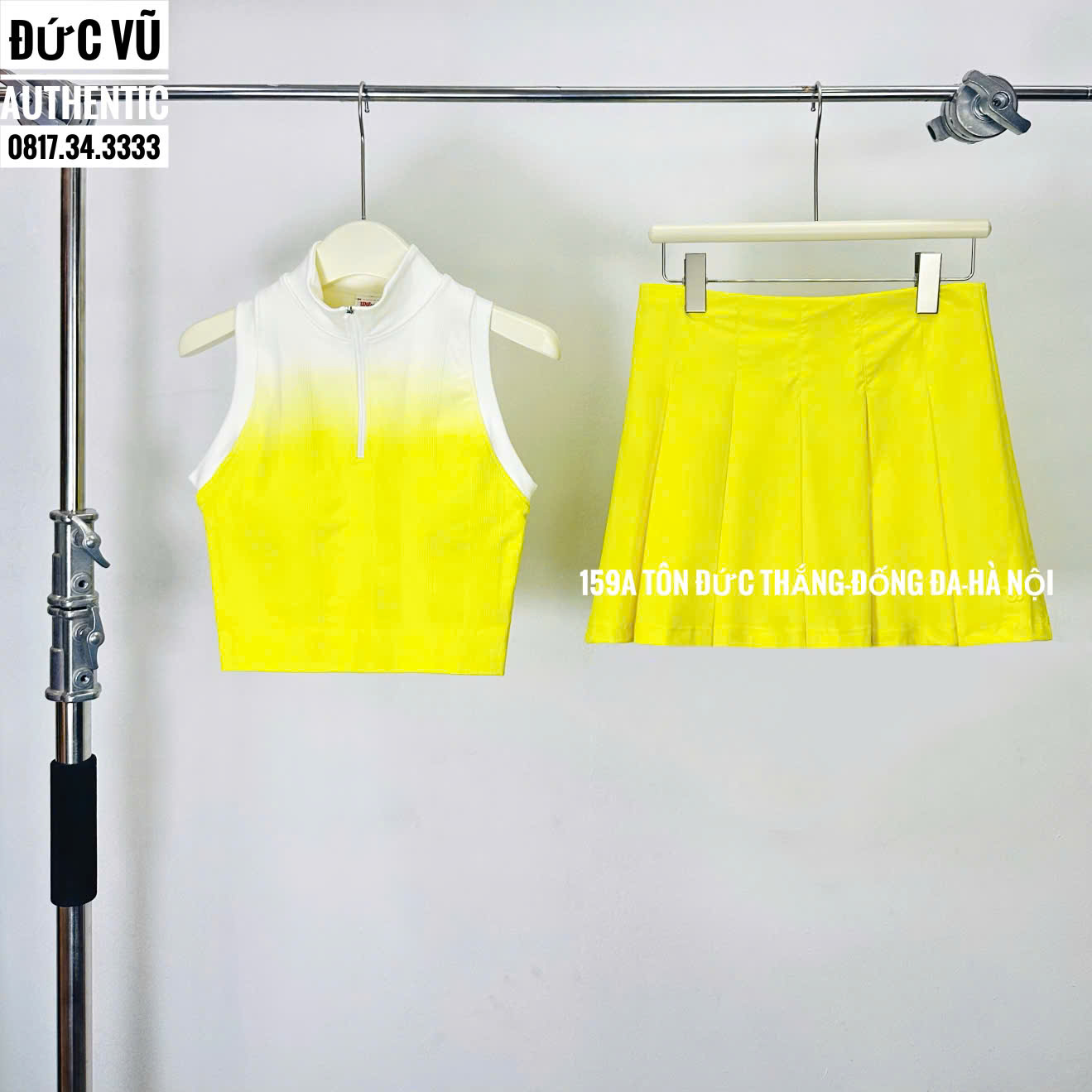 Set tennis nữ Wilson croptop loang trắng vàng & chân váy xếp ly vàng