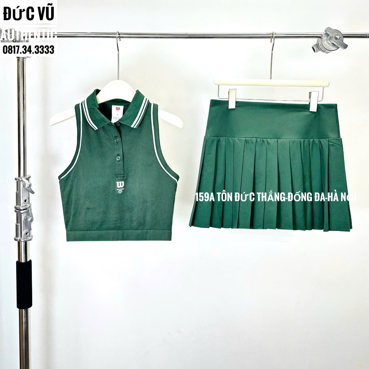 Set tennis nữ Wilson xanh rêu – áo croptop cổ bẻ & váy xếp ly