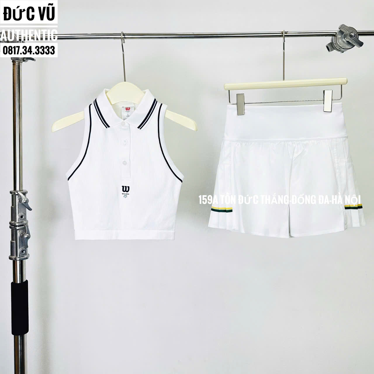 Set tennis nữ Wilson trắng phối viền đen – áo croptop cổ bẻ & váy xếp ly có quần trong