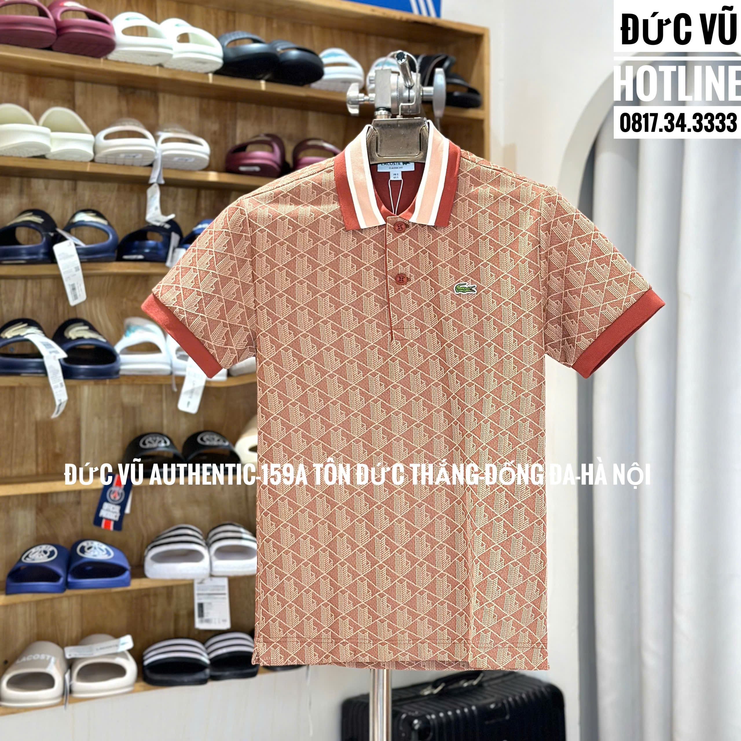 Áo Polo nam Lacoste họa tiết monogram phối cổ đỏ trắng