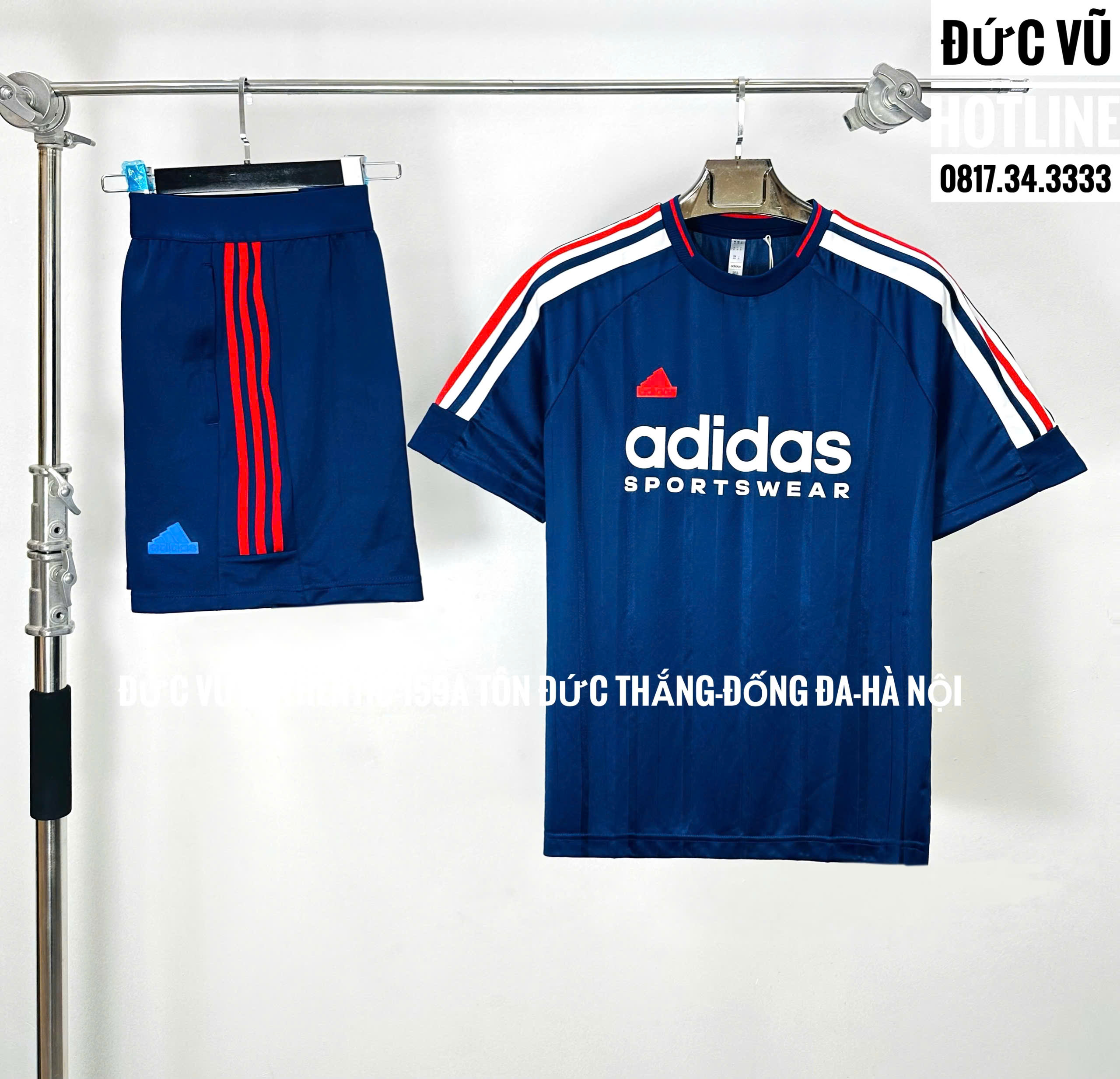 Set thể thao nam Adidas Sportswear – xanh navy phối sọc đỏ trắng
