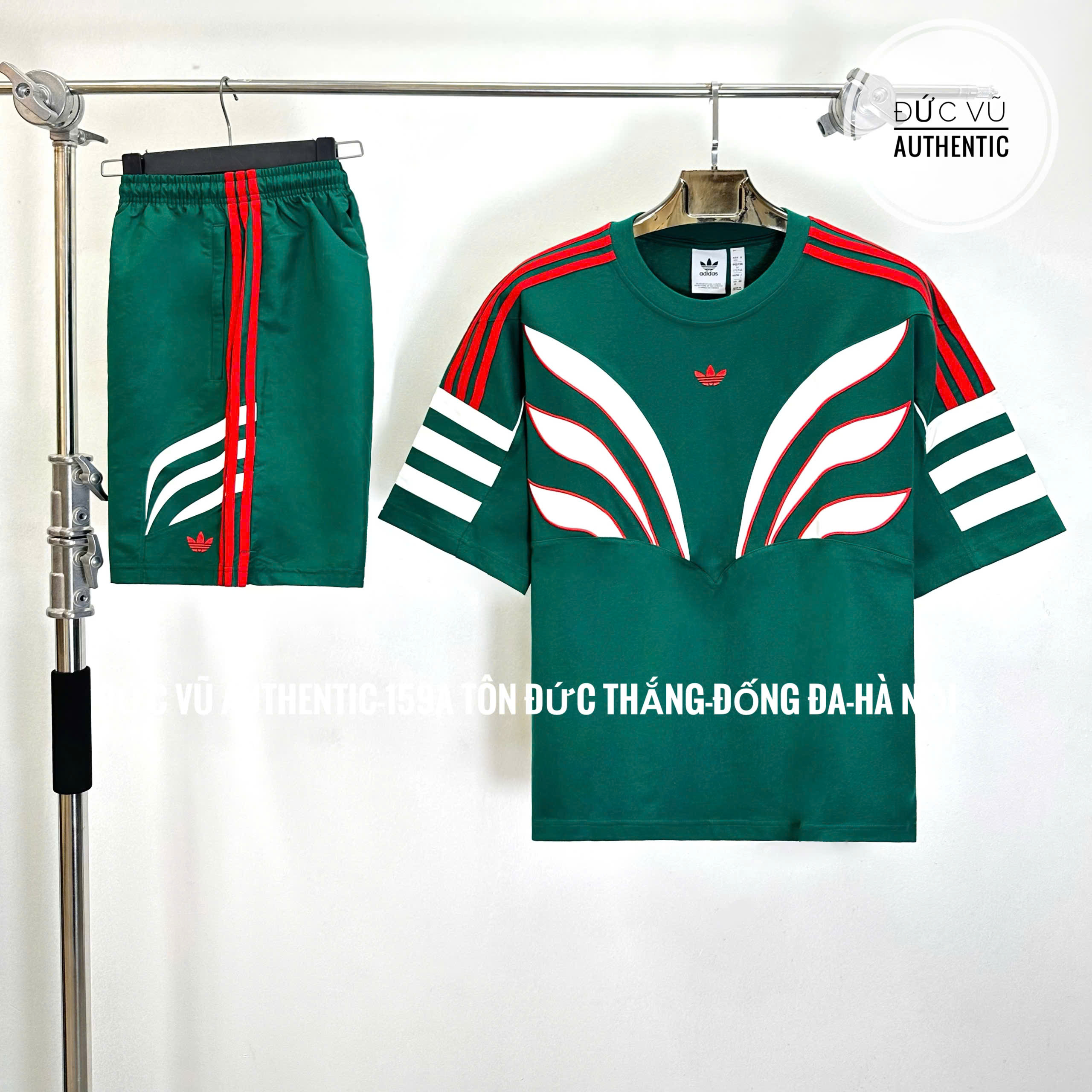 Set thể thao Adidas xanh lá hoạ tiết cánh phối sọc đỏ