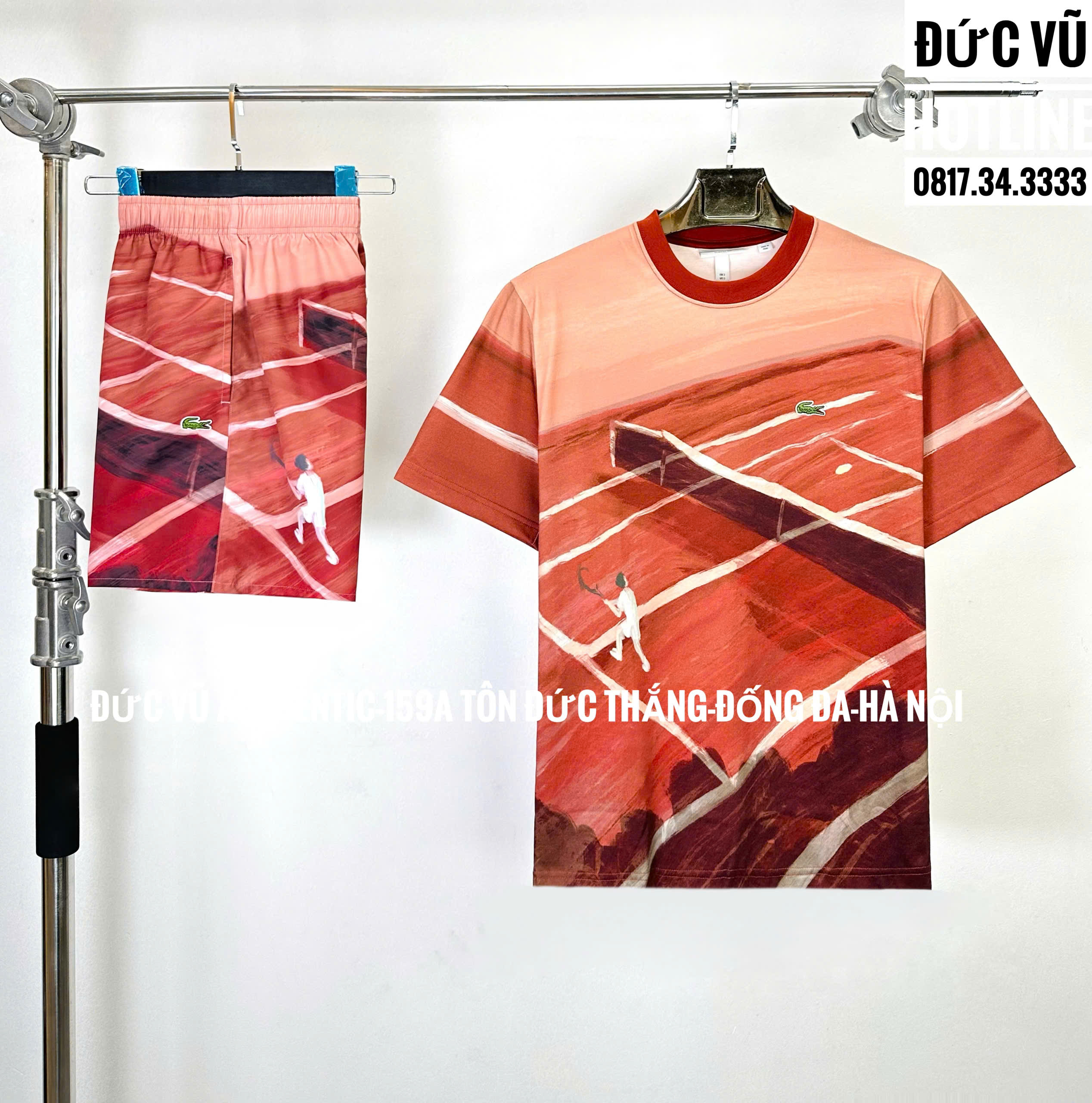 Set thể thao Lacoste họa tiết sân tennis đỏ đất nung