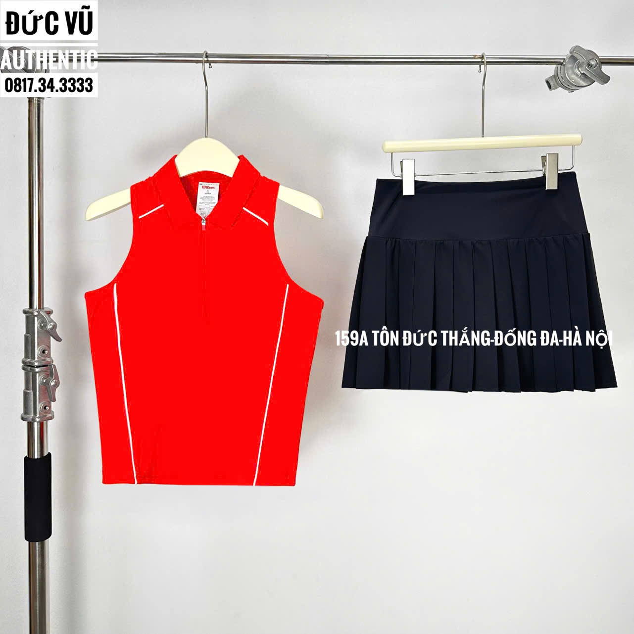 Set váy tennis nữ: Áo không tay zip đỏ + chân váy xếp ly đen
