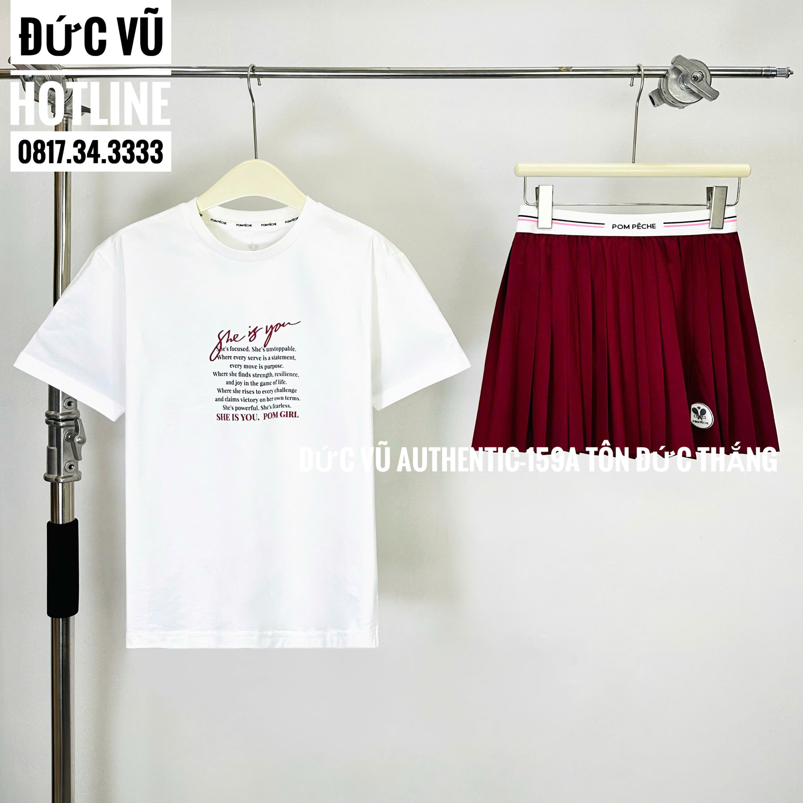 Set Áo Thun She Is You & Váy Tennis POM PÊCHE – White/Wine Red