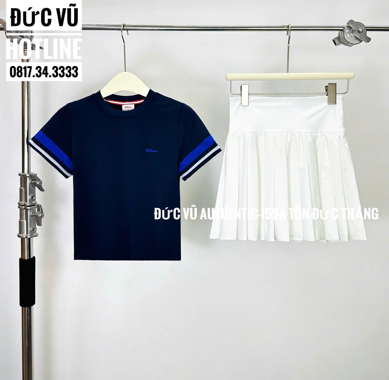 Set tennis nữ Wilson – Áo thun navy & chân váy xếp ly trắng