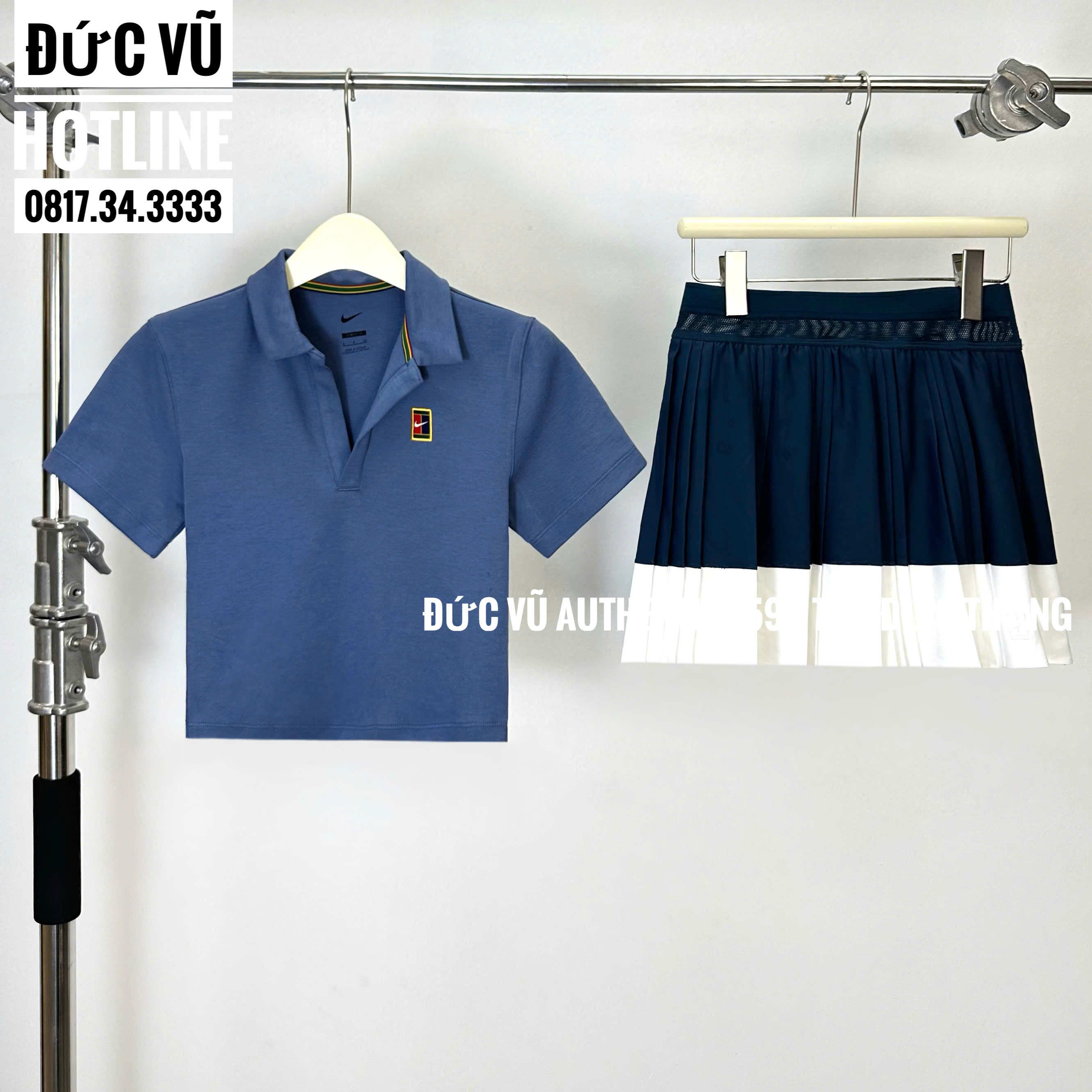 Set tennis nữ Nike – Áo polo xanh & chân váy xếp ly xanh navy viền trắng